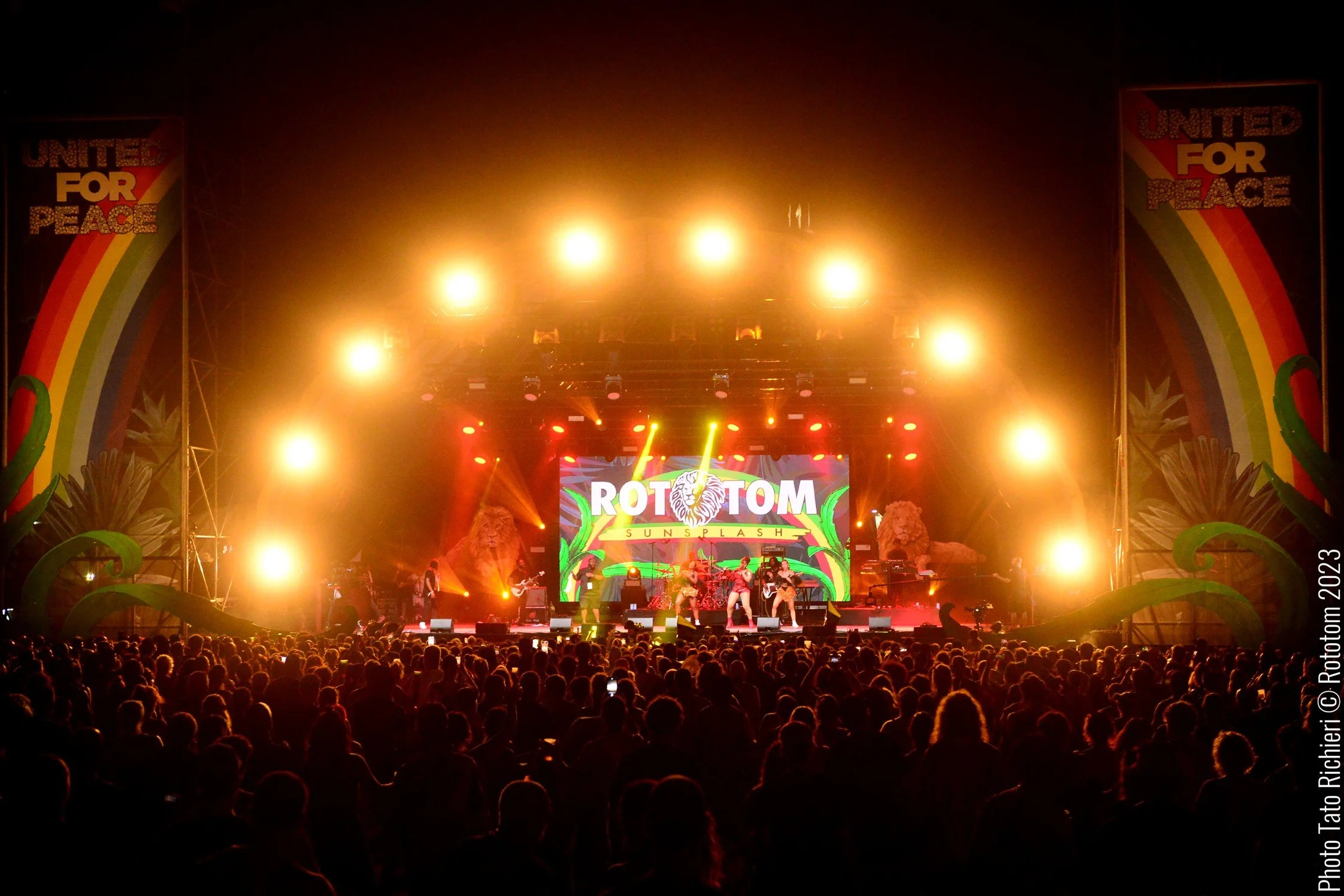Escenario principal del Rototom Sunsplash durante su edición en Benicàssim. Ocho días de reggae, cultura rastafari y actividades conscientes en la costa española.