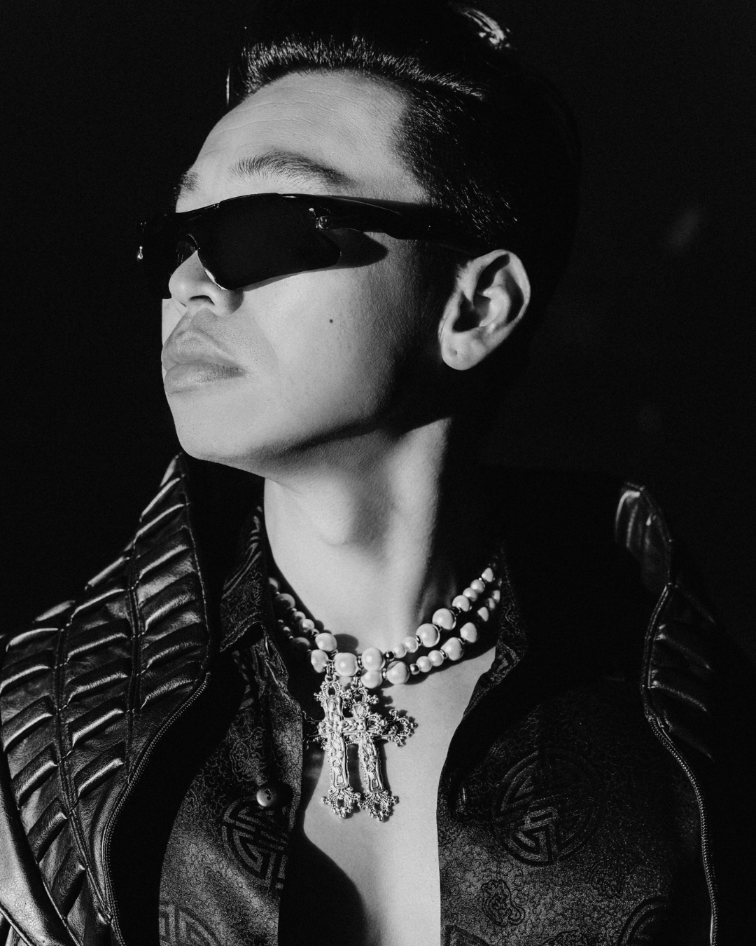 Fotografía de perfil de ZHU en blanco y negro