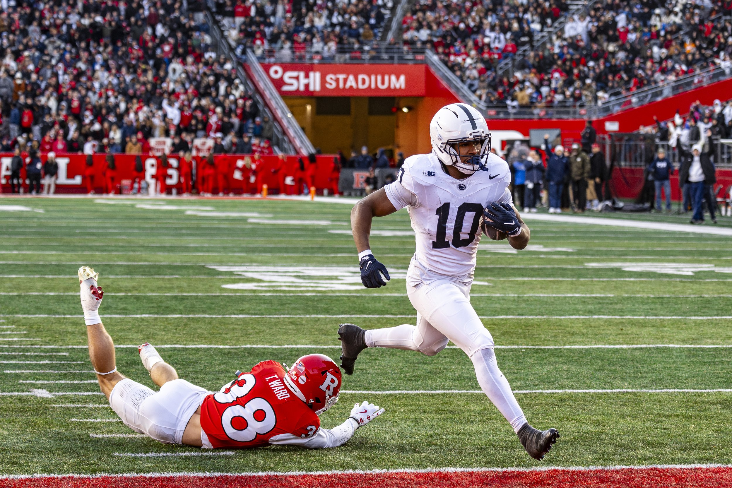 PISCATAWAY, N.J. — Penn State’s Nicholas Singleton (10) scores his record breaking 54th touchdown during the Nittany Lions’ game against Rutgers at SHI Stadium on Nov. 29, 2025. Penn State defeated the Scarlet Knights 40–36. Photo: Bryce Mosmen.