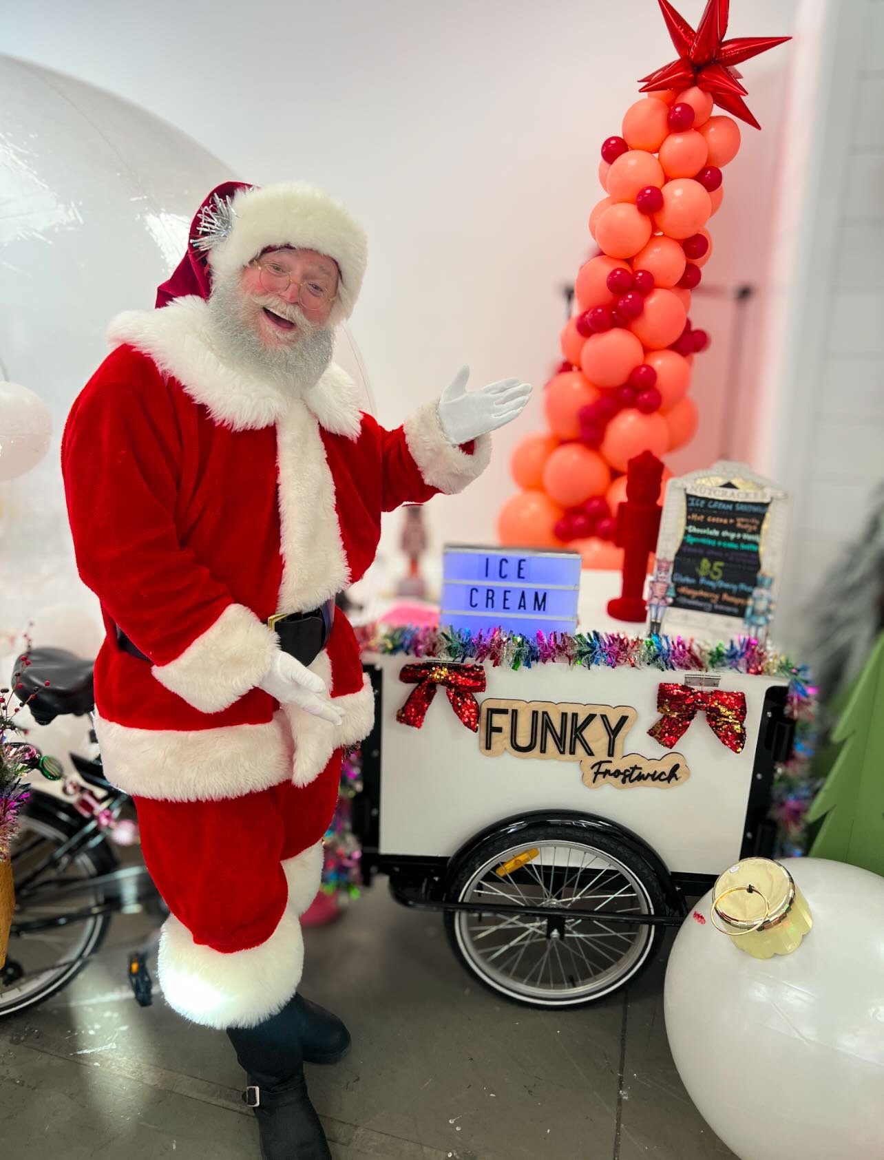 Happy December!! 🎄🎅🏻🧑🏼&zwj;🎄🎁💚❤️ #christmastime