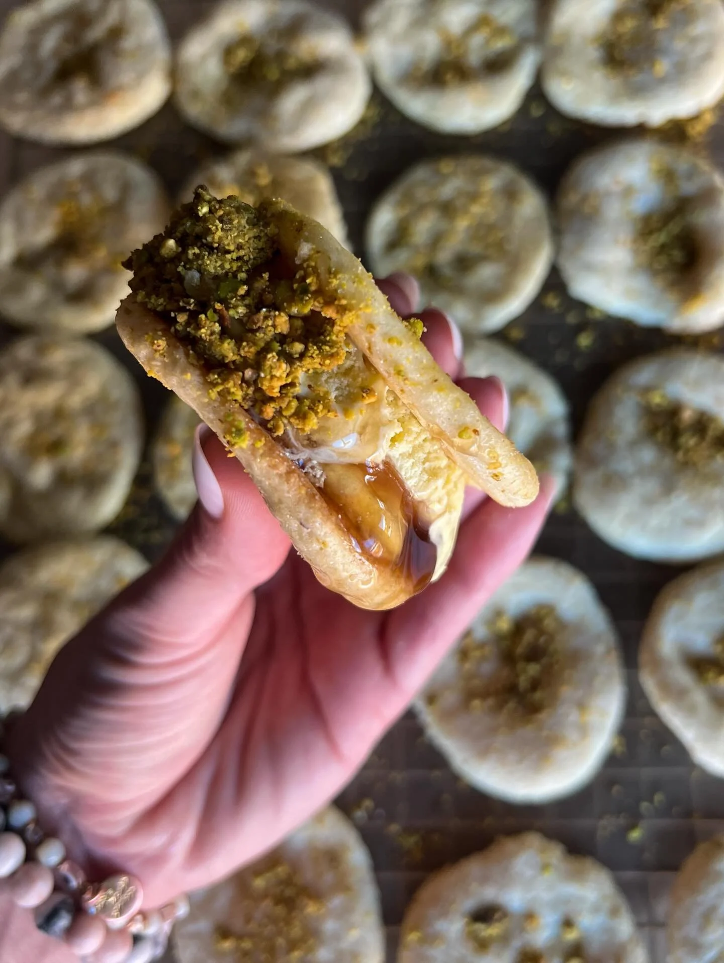 &bull;PISTACHIO HONEY LATTE&bull; 💚🍯
vanilla sugar cookies + pistachio honey ice cream, half rolled in pistachio crumbs (no caffeine)

#funkyfrostwich #pistachioicecream #pistachiolovers #coffeeshop #uniquedesserts