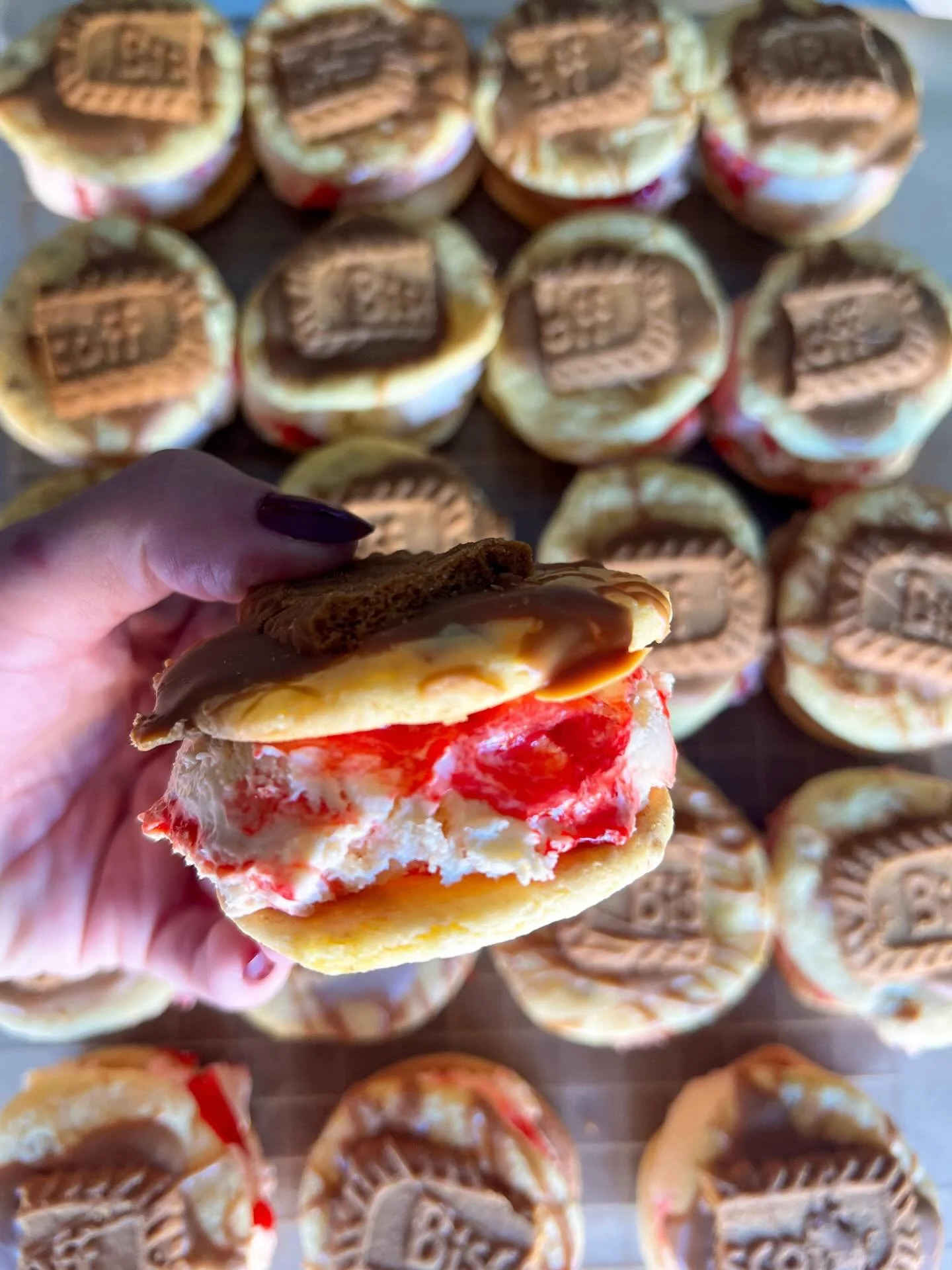 &bull;BLUSHING BISCOFF&bull; ☺️🍒
Biscoff sugar cookies paired with cherry cheesecake, topped with creamy cookie butter and crowned with a Biscoff biscuit

#funkyfrostwich #biscoffcookies #biscofficecream #valentinesdaydessert #valentinesdaygiftideas