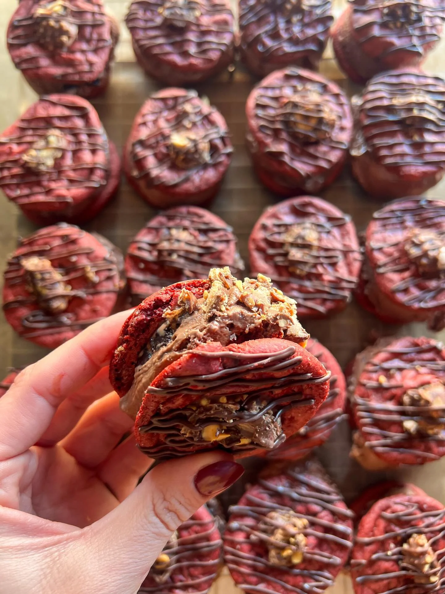 &bull;VELVET FERRERO&bull; 🍫&hearts;️
red velvet cookies + chocolate cookie crumble ice cream, drizzled with milk chocolate and topped/half rolled in Ferrero Rocher 

#funkyfrostwich #ferrerorocher #valentinesday #valentinesdaygiftideas #lasvegasdes
