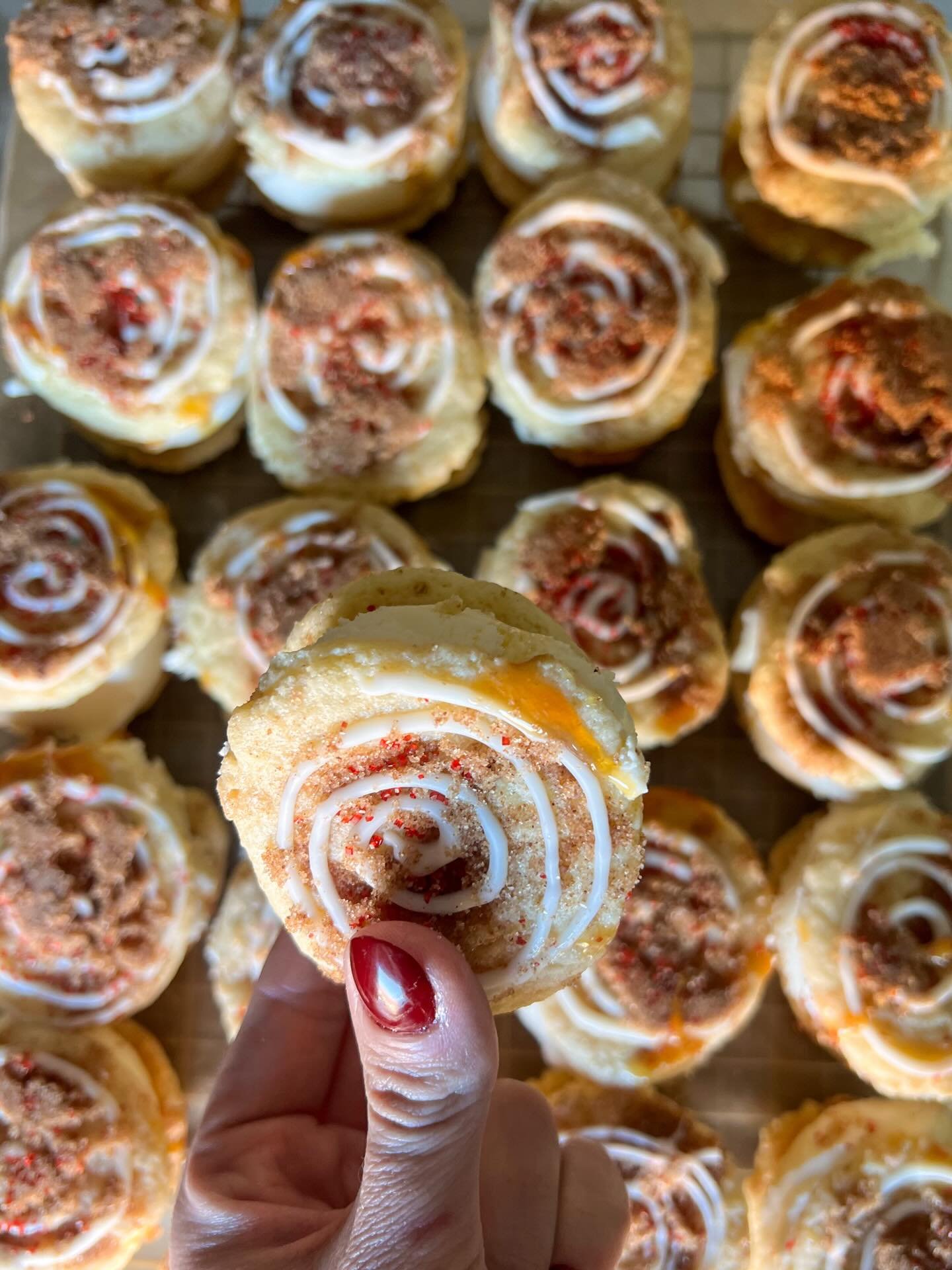 &bull;CINNAMON SONATA&bull; 🤎
cinnamon roll cookies swirled+ classic vanilla ice cream, drizzled with caramel syrup 

#funkyfrostwich #valentinesdaygiftideas #bridgertoninspired #valentinesdaycollection #lasvegascookies