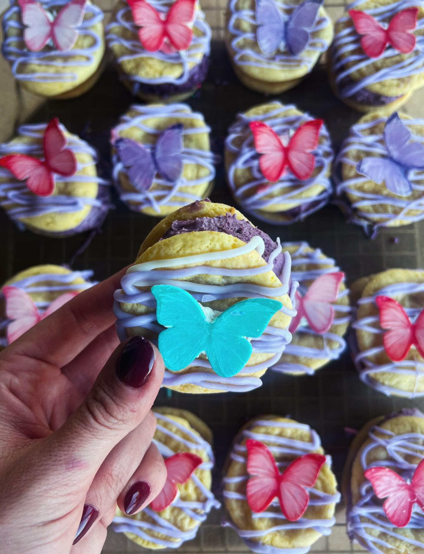 &bull;BUTTERFLY GARDEN&bull; 🍋🦋
zesty lemon cookies paired with huckleberry ice cream, laced with white chocolate and an edible butterfly 

#funkyfrostwich #lemonblueberry #bridgertoninspired #valentinesdaysweets #valentinesdaygiftideas