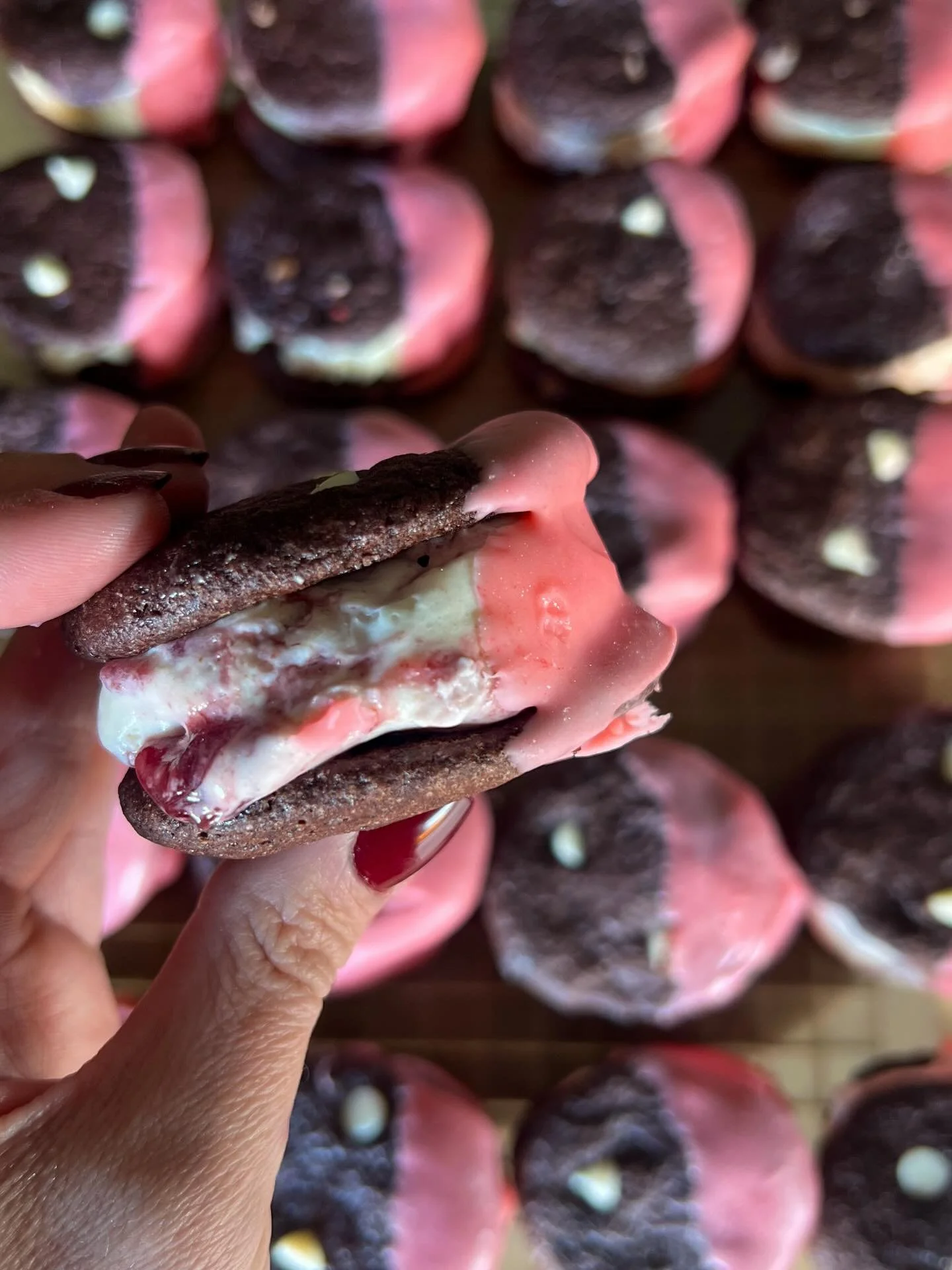 &bull;RASPBERRY WALTZ&bull; 💃
chocolate cookies with white chocolate chips, paired with raspberry white chocolate ice cream, half dipped in pastel pink chocolate and finished with edible glitter 

#funkyfrostwich #bridgertoninspired #valentinesdaygi