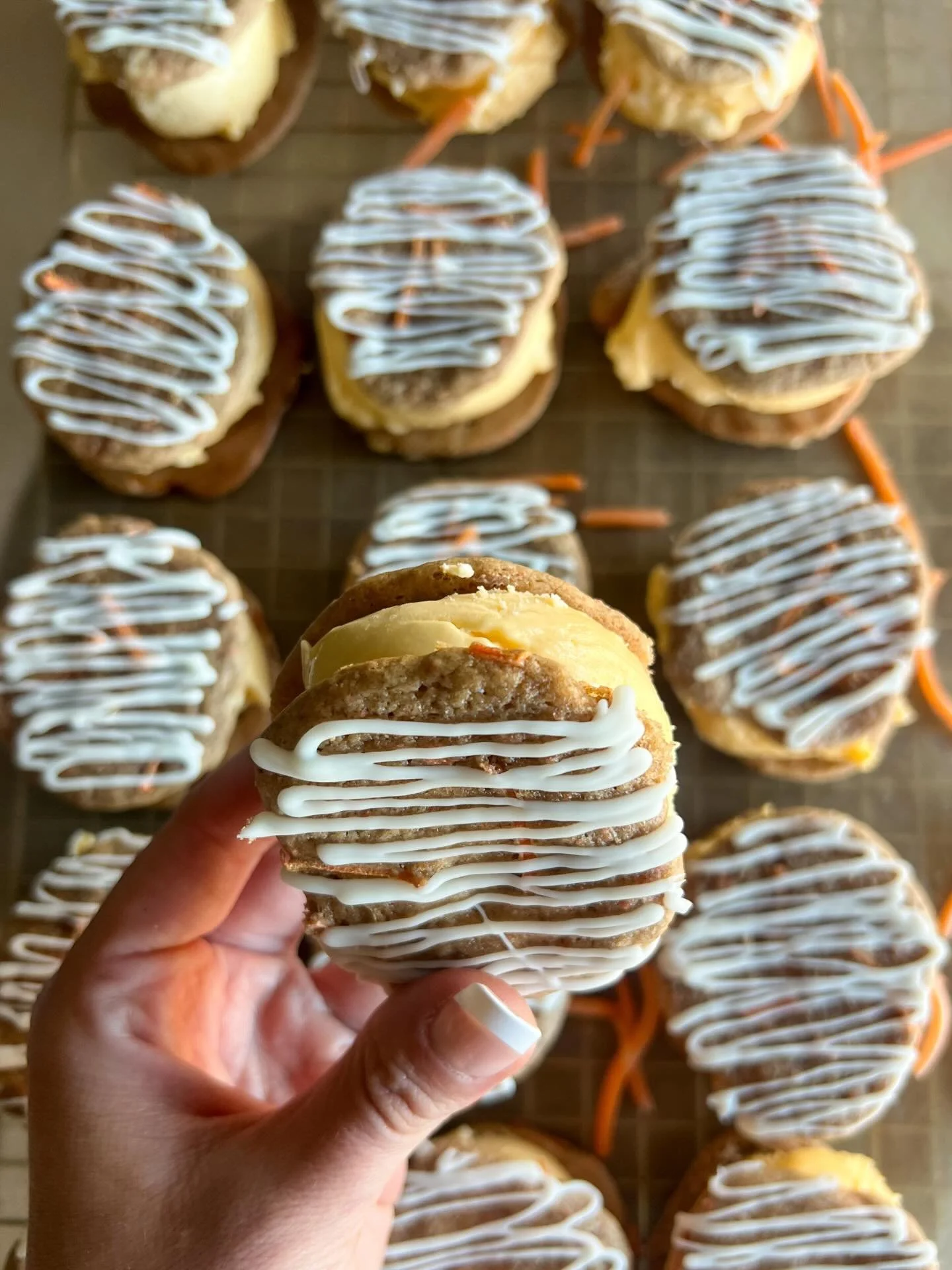 &bull;CARROT CAKE&bull; 🥕🐰

Carrot cake cookies + creamy vanilla ice cream, drizzled with white chocolate 

#funkyfrostwich #carrotcakecookies #icecreamsandwich #easterbasket #easterdessert