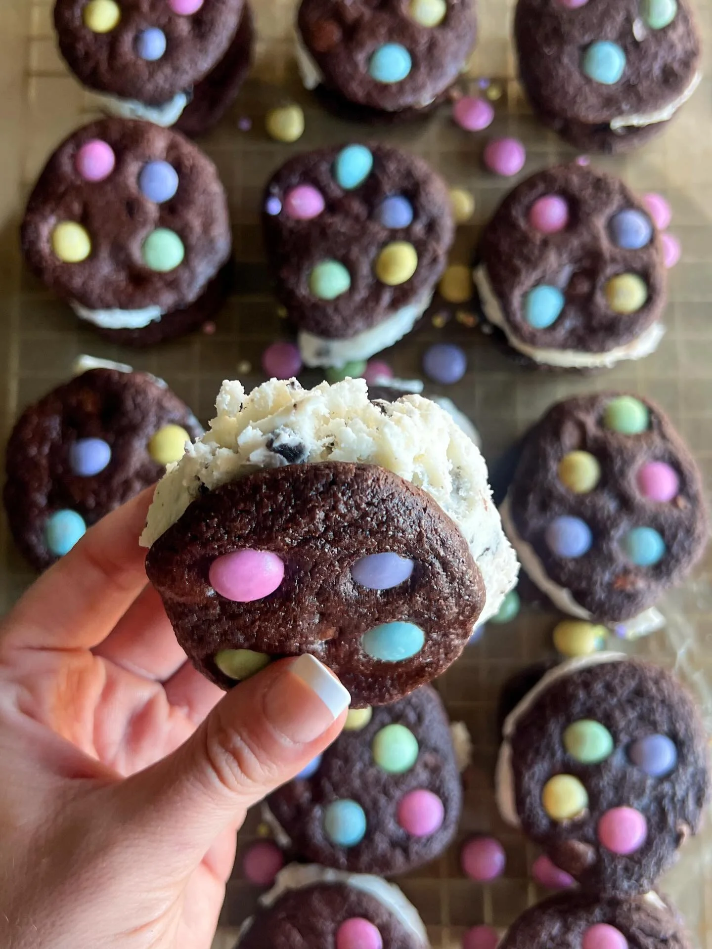 &bull;Spring M&amp;M&rsquo;s&bull; 💐
Chocolate cookies studded with pastel m&amp;ms + creamy cookies N cream ice cream

#funkyfrostwich #eastercookies #easterbasket #easterdessert #easterbaking
