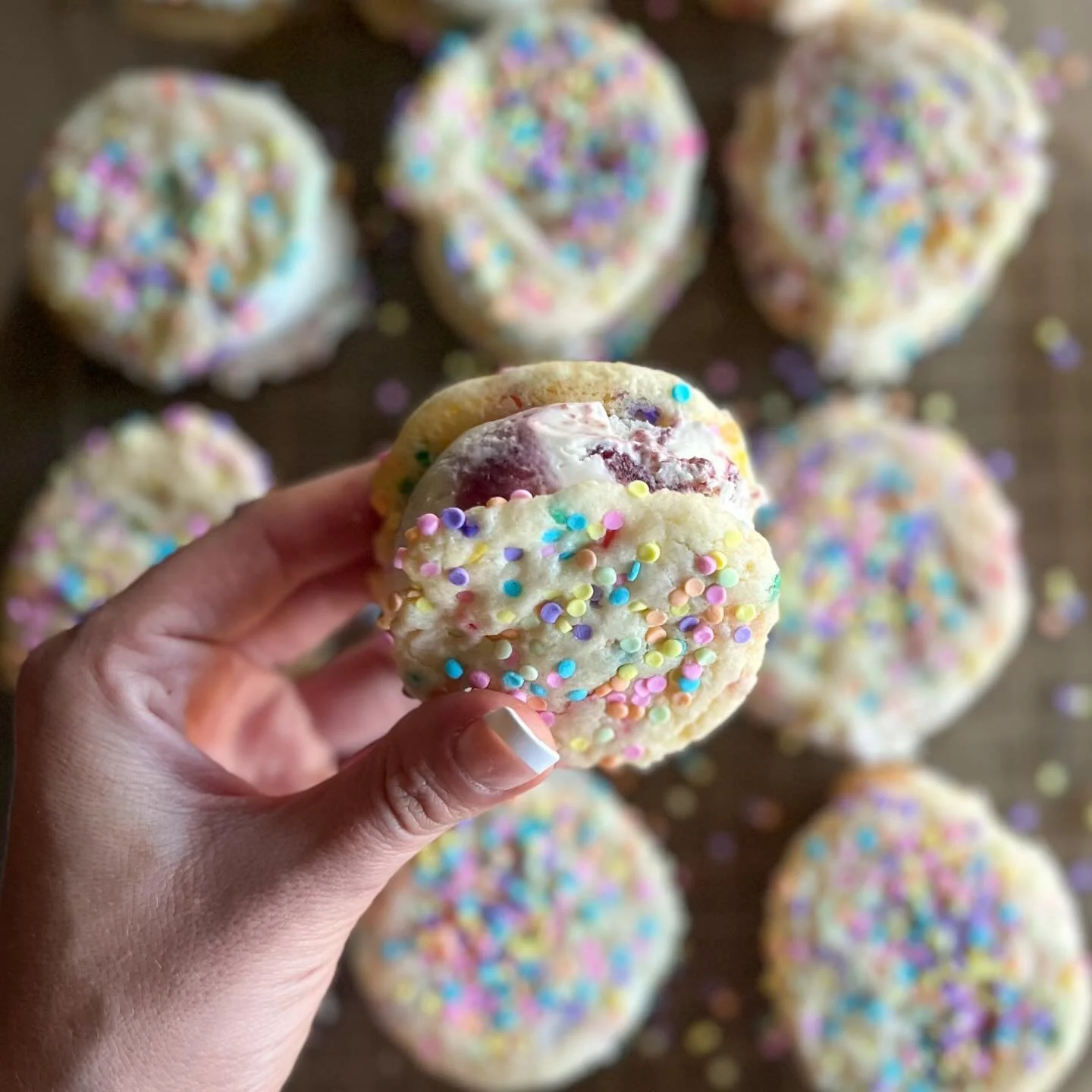 &bull;EASTER SPRINGKLES&bull; 🌸🌷🌼

Sugar cookies loaded with sprinkles + creamy vanilla raspberry white chocolate ice cream

#funkyfrostwich #easterbasket #easterbaking #eastercookies #lasvegas