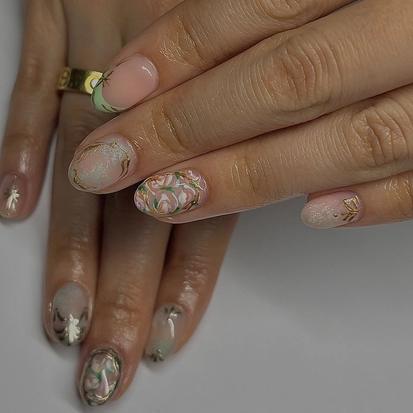 spring has sprung 🌹🌱☀️

inspo recreated by @speklestudio 
&mdash;&mdash;
@gelishprofessional structure gel
@saviland_official gold chrome
@rarjsmofficial color liners
@yogurtnail.usa nude base color
@youngnailsinc primer 
@dndgel base coat
@kupainc