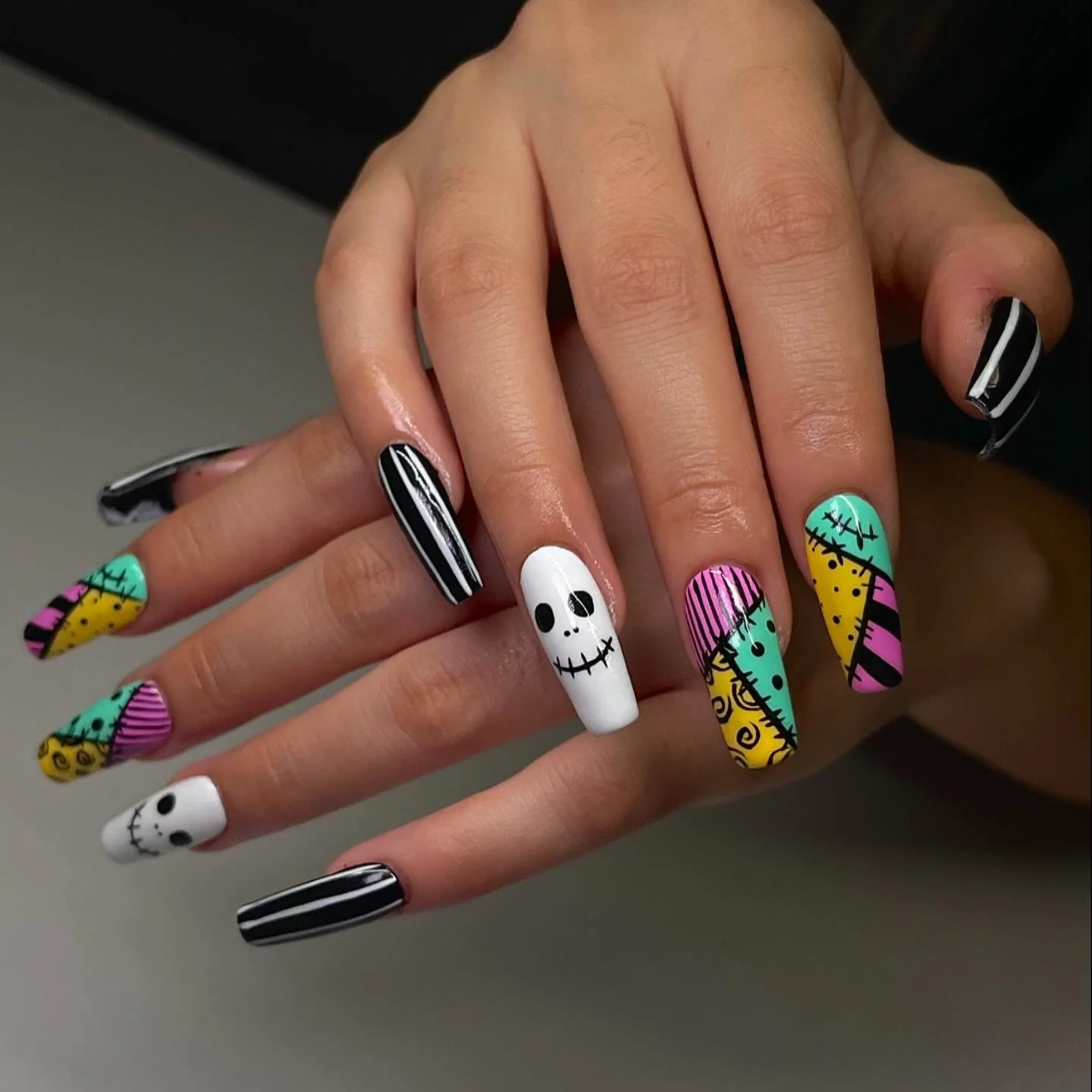 let&rsquo;s get back to posting&hellip; halloween edition 👻

Gel X full kit from @mongupnails 
&bull; long coffin tips -reshaped down 
&bull; u-gel
&bull; @dvok_us white &amp; black gel
&bull; @rarjsmofficial gel liners for the other colors 

#homeb