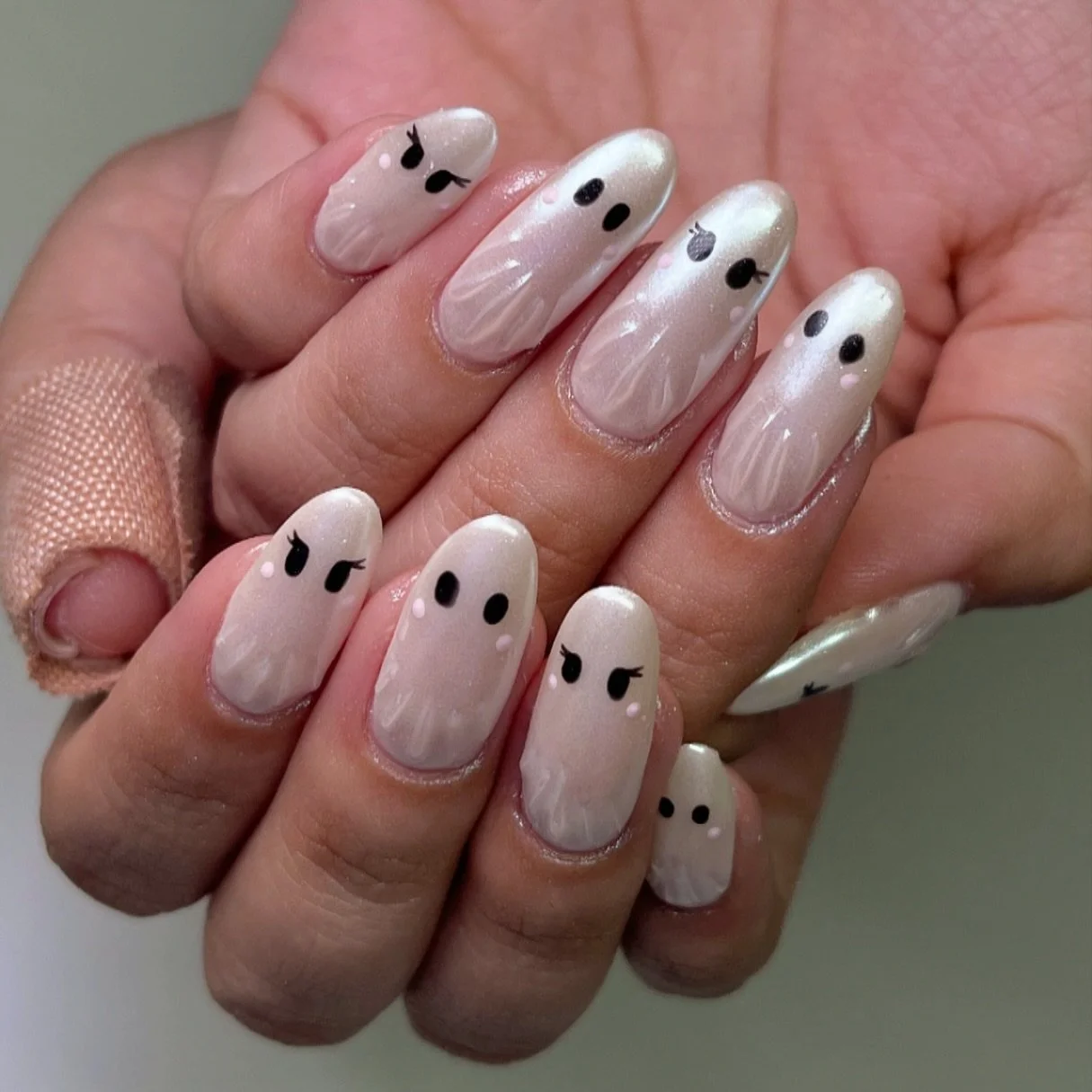 BOO! Happy Halloween 👻 
&mdash;&mdash;
inspo from @nailartbyjen 
structure gel by @mongupnails 

#halloweennails #happyhalloween #ghostnails #structuregel #losangeles