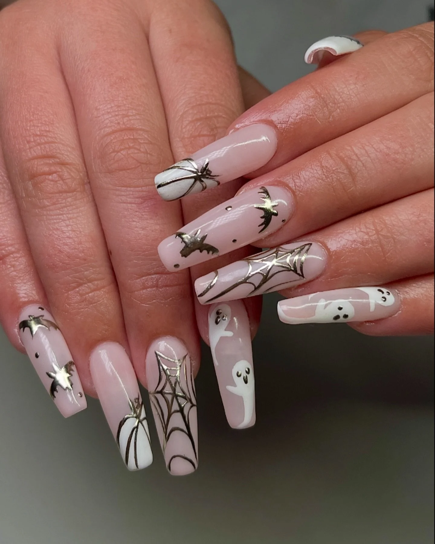another one for the halloween spirit 👻🎃 
___

Gel x long coffin with @mongupnails 
White gel @dvok_official 
Pink nude base @yogurtnail.usa 
Light gold chrome @s.plus.taiwan 

#spookyset #halloweennails #gelx #longcoffin #losangeles #homebased