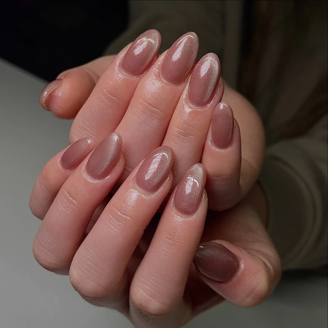 starting to really love simple designs for the fall 🥹🍂🤎
&mdash;
&bull;structure gel @mongupnails 
&bull;brownish nude base color + @dvok_official cateye gel from new moon collection

#fallnails #cateyenails #brownnails💅 #thanksgivingnails #fall20