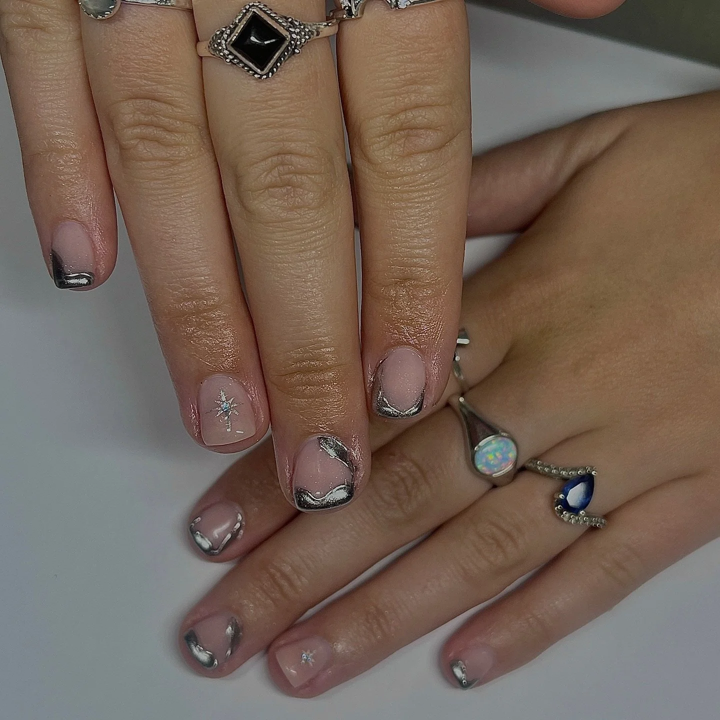natural square shaped structure gel 🗝️
&mdash;&mdash;
@gelishprofessional structure gel
@saviland_official silver chrome
@jinb_korea thick top coat for 3D chrome details
@yogurtnail.usa nude base color

#structuremanicure #buildergel #naturalnails #