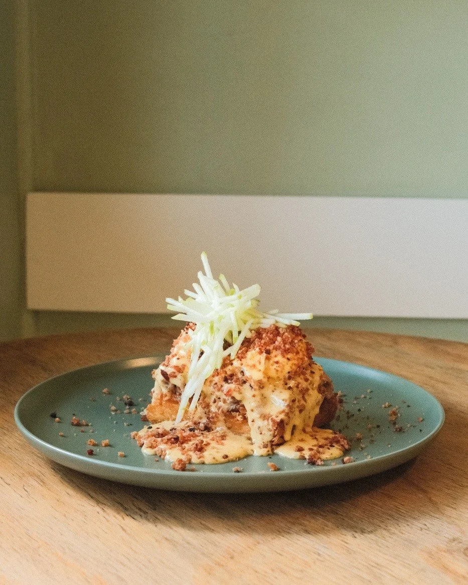 An eggs benny does not get much better than this!

potato rosti, cider braised pork, poached eggs, burnt butter hollandaise, maple bacon crumb &amp; granny smith apple

Yep, we did that 🔥

📷 @dirthouseceramics 

@visitwaggawagga @visitriverina #vis