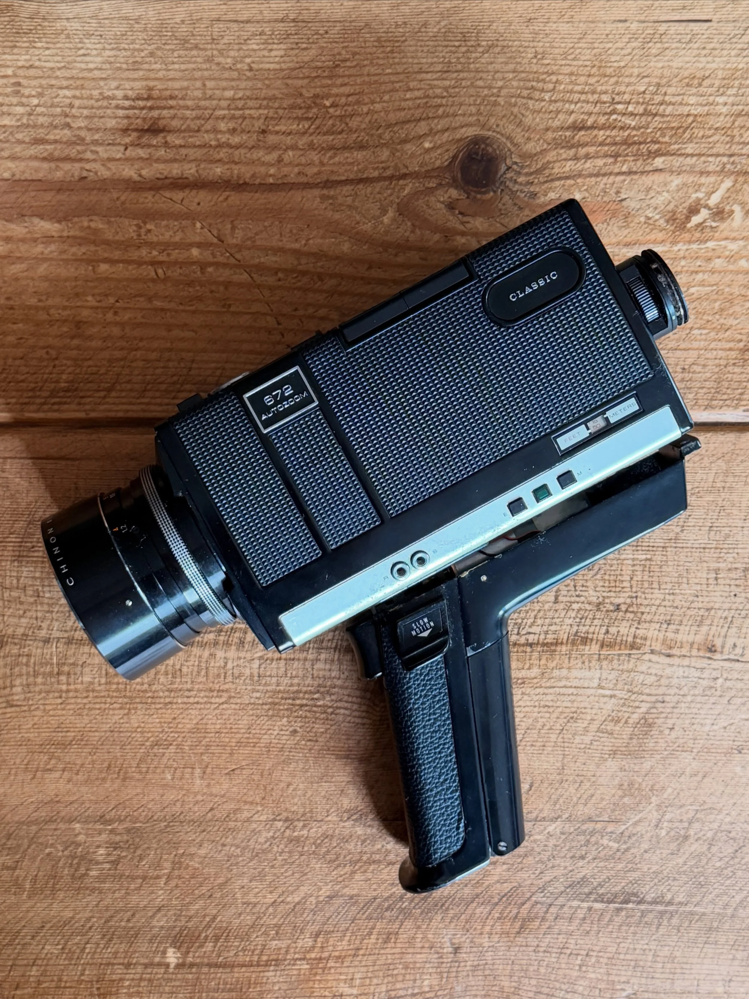 Chinon Super 8 in for a bit of TLC. 

Damn!! Looks like this has been sat around for a long time! 😞 

#chinon #super8 #filmcamera