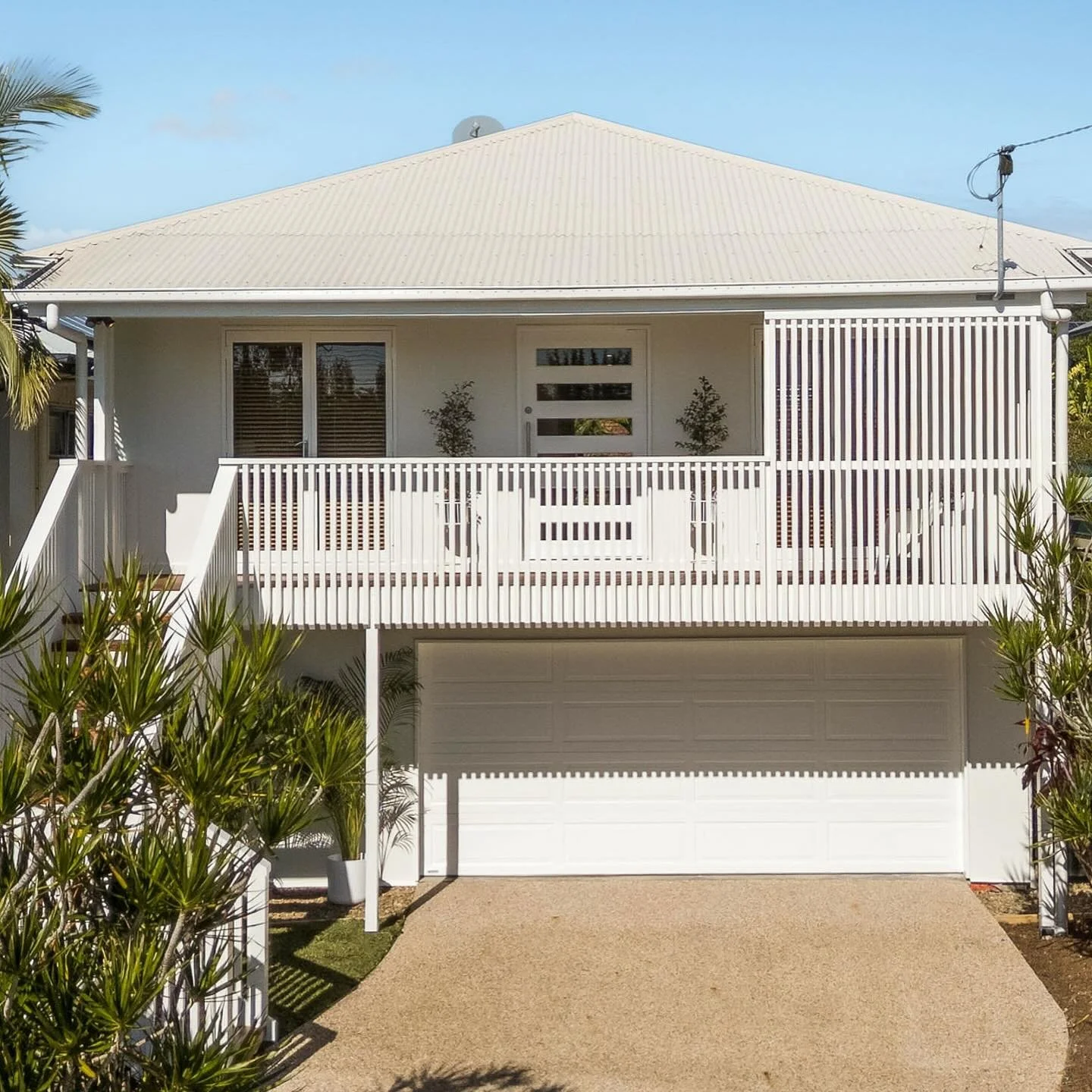 This Morningside entrance just got a major upgrade - deck and stairs complete and looking fresh!

#brisbaneconstruction #bilbyconstructions #builtbetterwithbilby