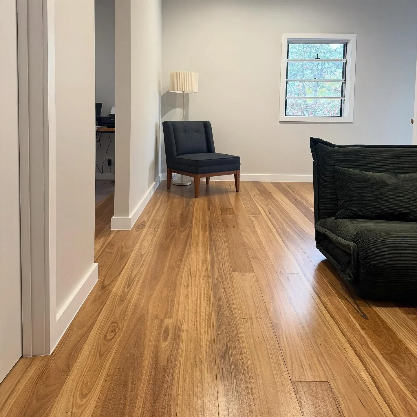 New blackbutt flooring seamlessly matched to the existing boards, creating a flawless transition throughout our Bardon project from existing to new

#brisbaneconstruction #bilbyconstructions #builtbetterwithbilby