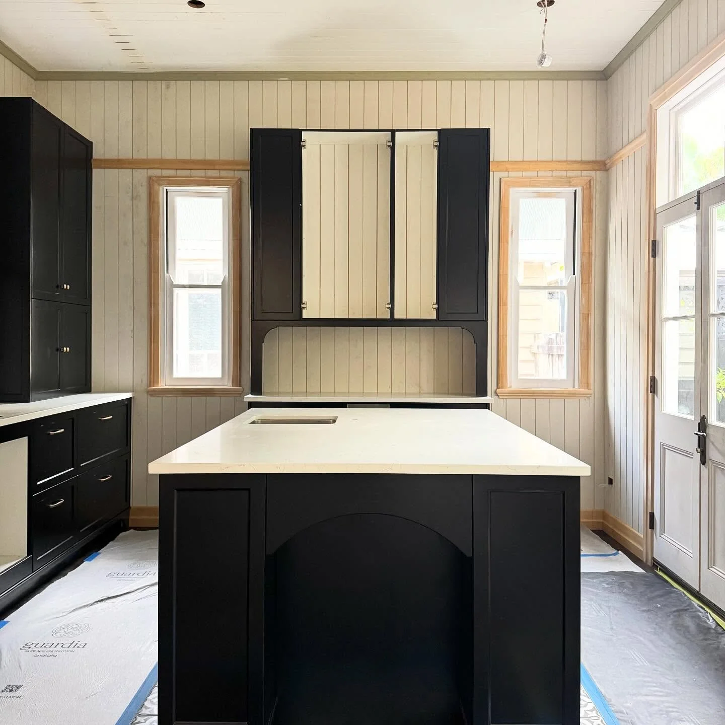This custom detailed kitchen is on another level, with every trade bringing precision and pride to the finish at our Coorparoo project!

#brisbaneconstruction #bilbyconstructions #builtbetterwithbilby #coorparooproject #queenslandbuilder