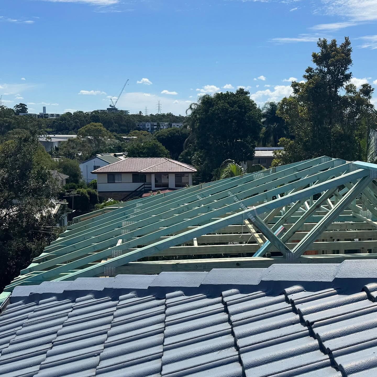 Framing complete and truss installation now underway at our Murrarie project. The structure is coming to life and this Brisbane build is moving full steam ahead.

#brisbanebuilder #queenslandconstruction #brisbaneconstruction #bilbyconstructions #bui