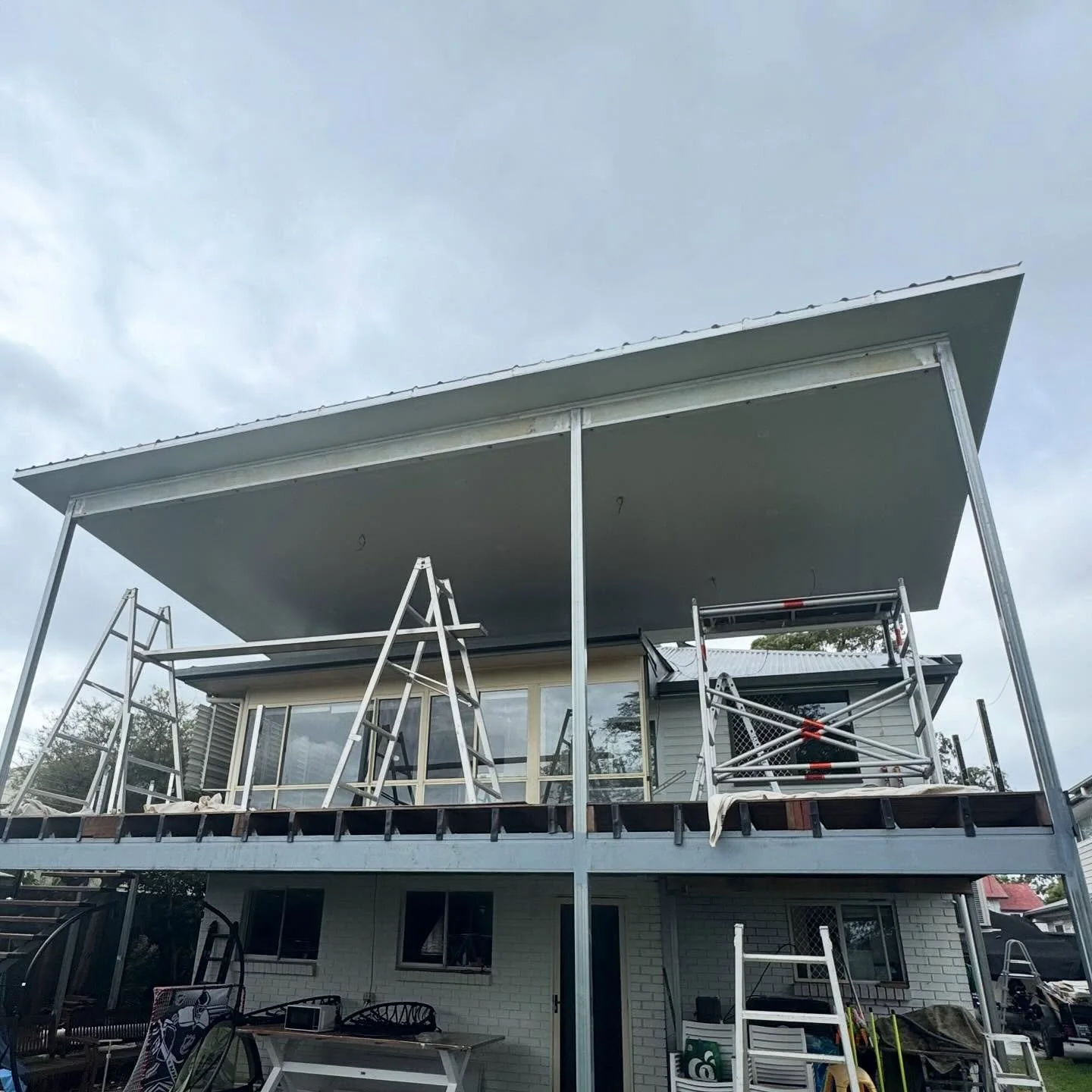 Check out this before and after. Big day on site for the Bilby boys with the roof installed and flashings nearly finished, another solid step forward on this build.

#brisbaneconstruction #bilbyconstructions #builtbetterwithbilby #roofinstallation #b