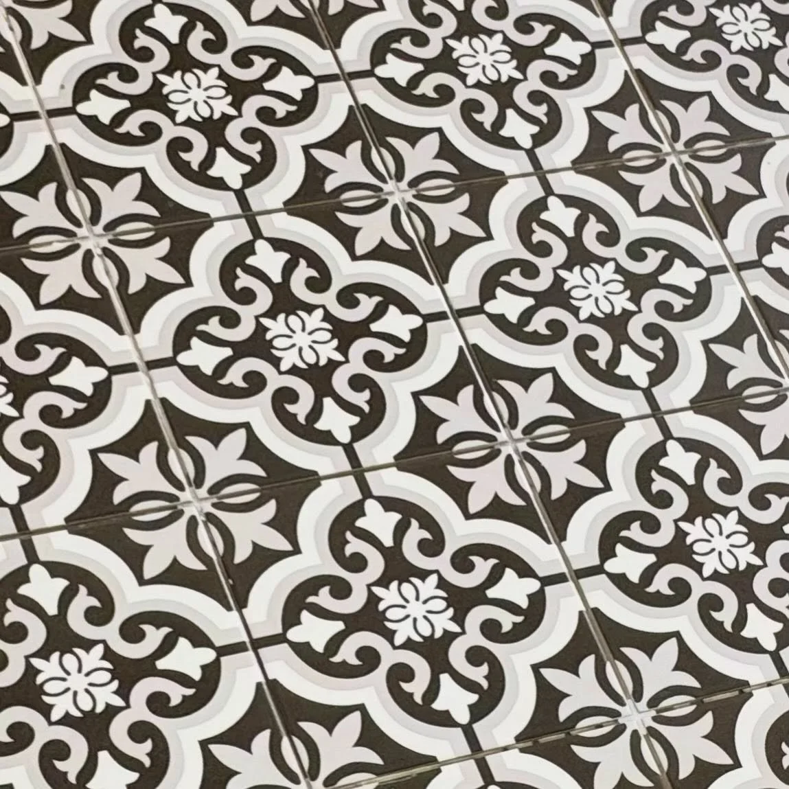 Feature tile install underway, sharp lines and serious detail throughout. Next up Island bench install!

#brisbaneconstruction #bilbyconstructions #builtbetterwithbilby