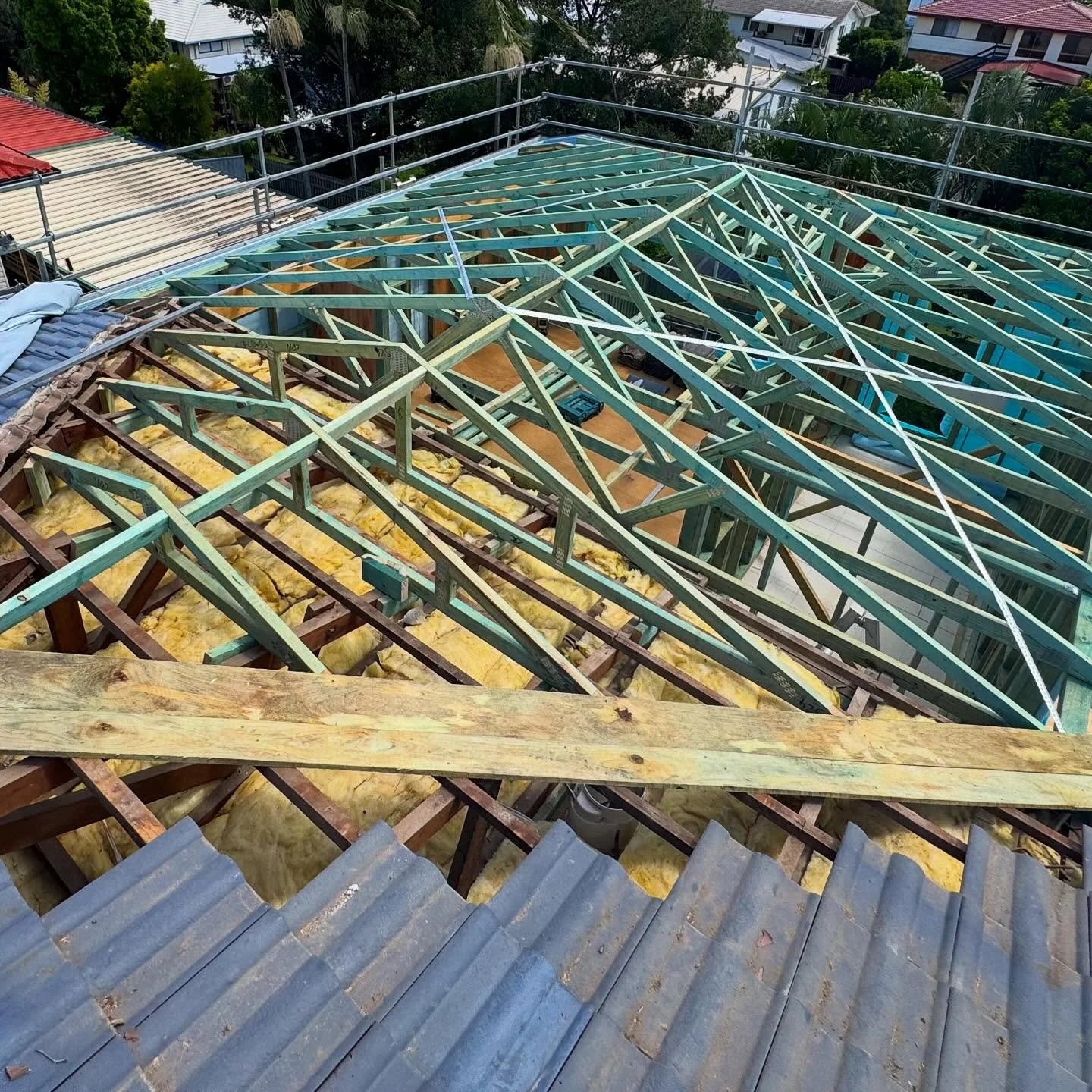 Old meets new as the Murrarie project gets ready for roof tiles. Another step closer as this extension continues to take shape.

#brisbaneconstruction #bilbyconstructions #builtbetterwithbilby #roofinstallation #brisbanebuilder