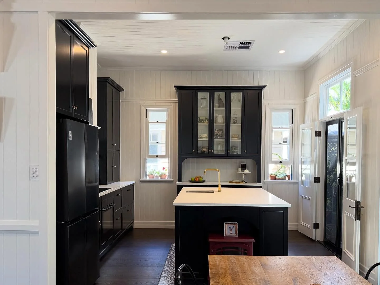 Coorparoo project complete, a fresh update that stays true to the building&rsquo;s traditional style and character, finished with refined detailing throughout.

#brisbaneconstruction #bilbyconstructions #builtbetterwithbilby #brisbanerenovations #her