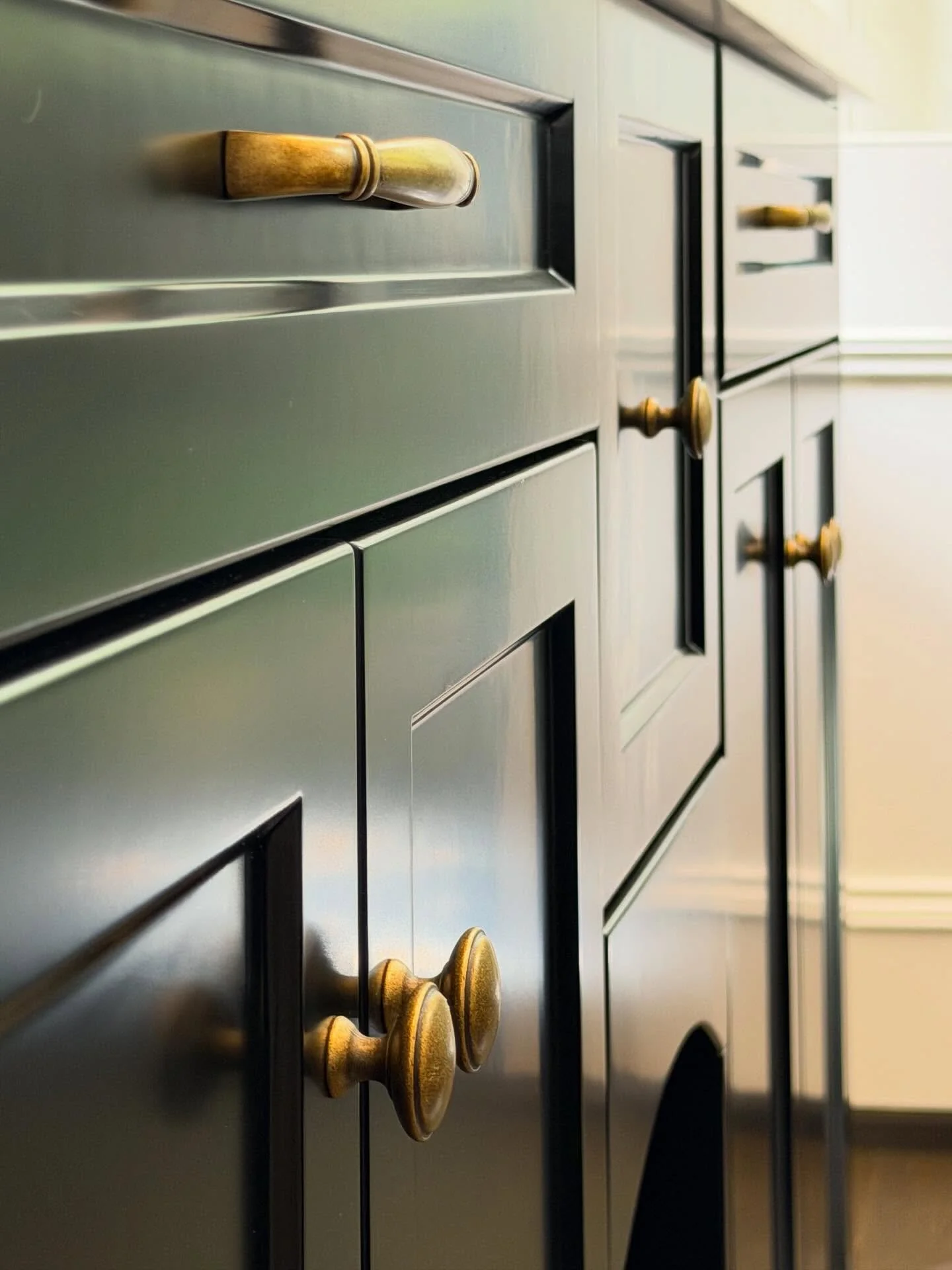 A closer look at the details that bring the Coorparoo project together. From finishes to final touches, every element has been carefully delivered to elevate the overall result.

#brisbaneconstruction #bilbyconstructions #builtbetterwithbilby #brisba