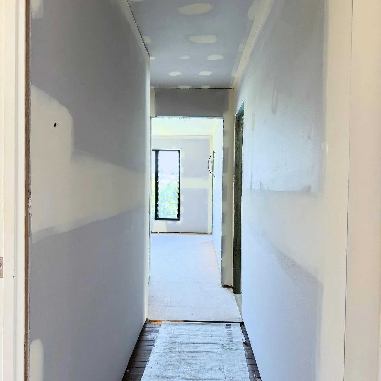 Internal wall linings complete at our Murarrie project, bringing the build one step closer. Next up, waterproofing and staircase installation as momentum continues on site.

#brisbaneconstruction #bilbyconstructions #builtbetterwithbilby #constructio