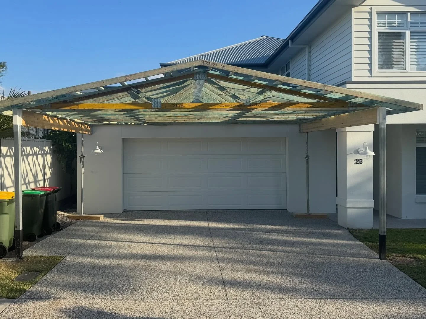Before and after of the roof truss installation at our Murarrie carport project. A solid transformation and another key stage delivered on site.

#brisbaneconstruction #bilbyconstructions #builtbetterwithbilby #rooftrusses #constructionprogress