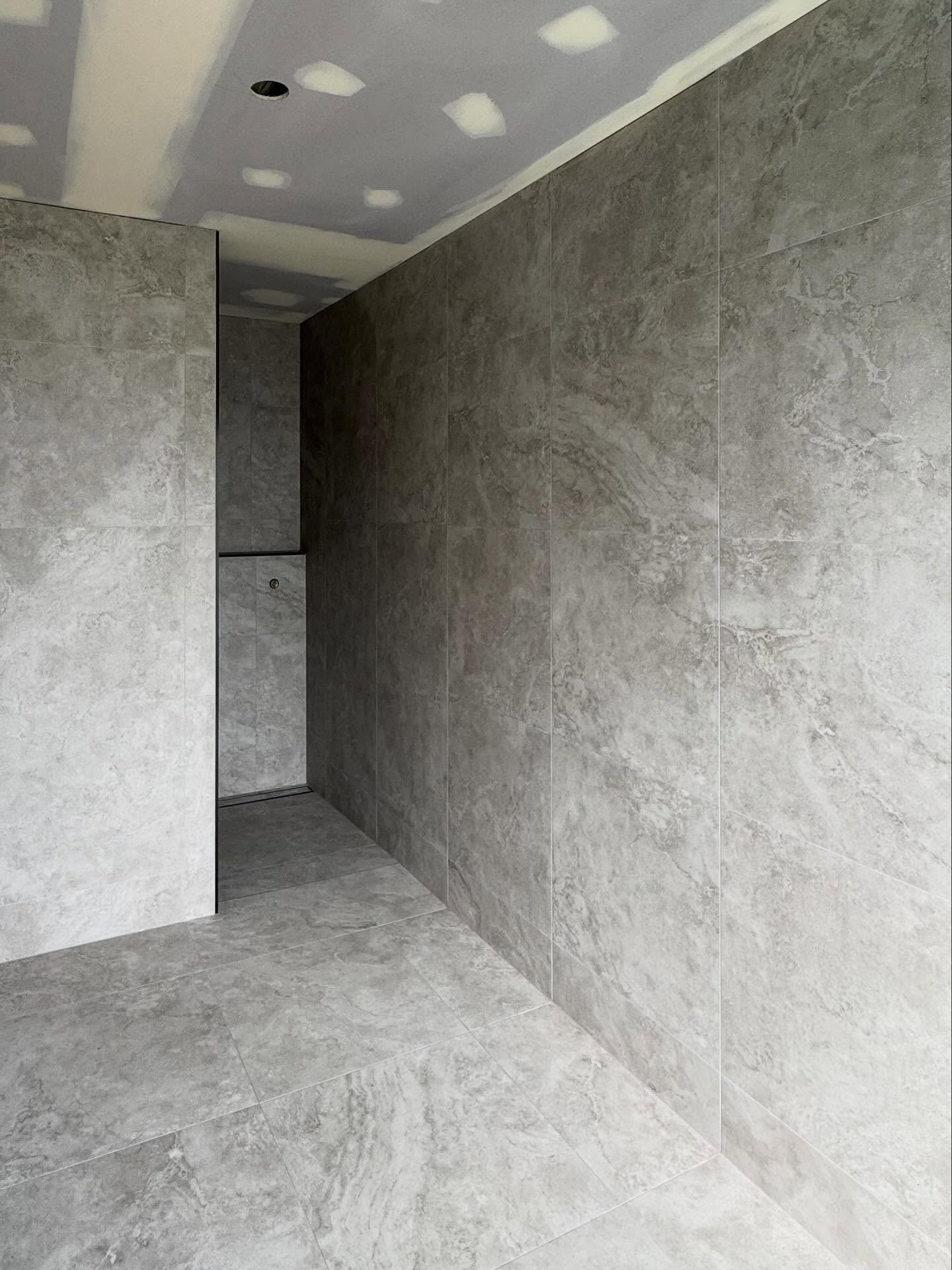 Murarrie project in full swing, bathroom tiling complete and momentum building with a big couple of weeks ahead before painting, stay tuned as this one comes together

#brisbanebuilder #brisbaneconstruction #murarrieproject #constructionprogress #qua