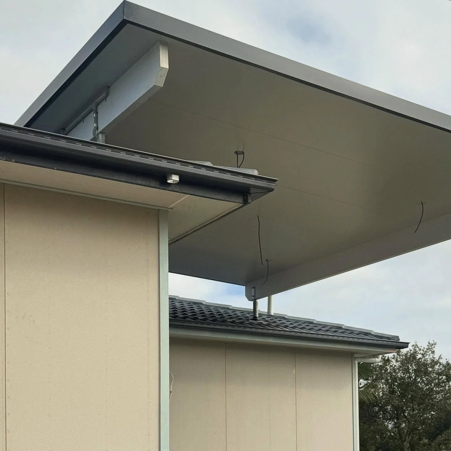 Murarrie build pushing ahead, cladding locked in and fly over complete, now gearing up for a big run into painting over the next couple of weeks

#brisbanebuilder #brisbaneconstruction #murarrieproject #constructionprogress #qualitybuild