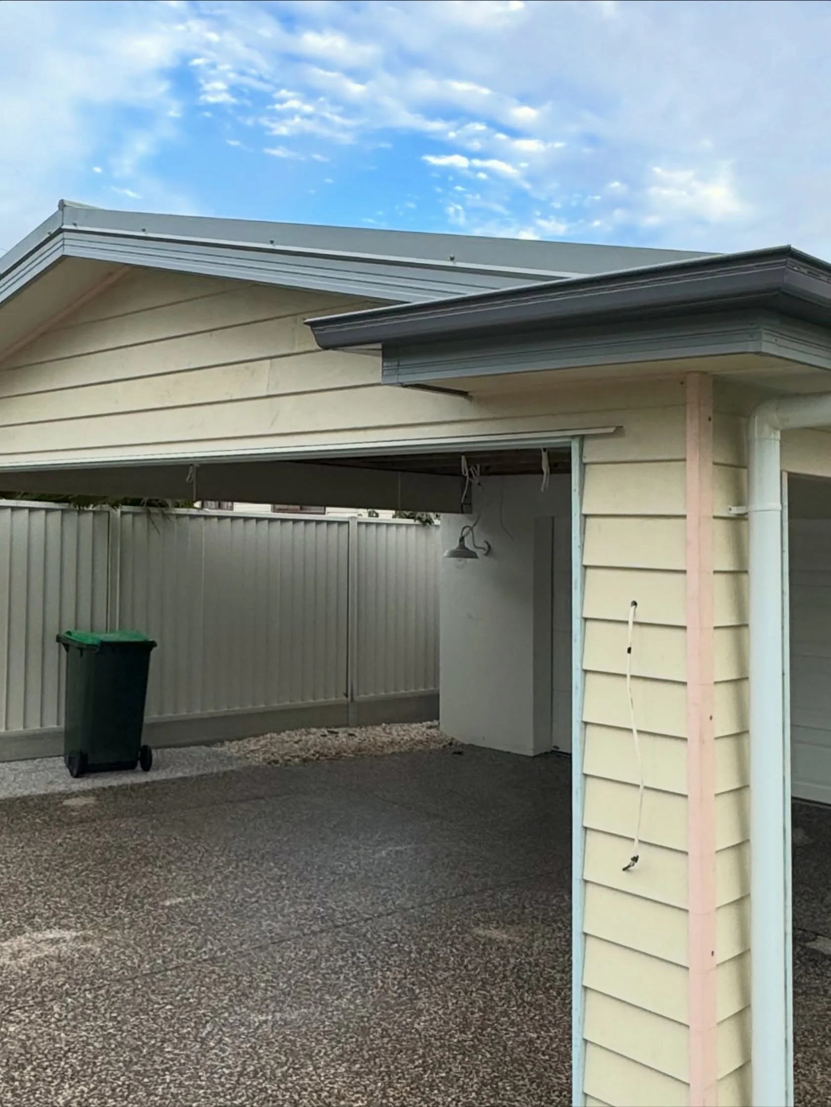 Carport taking shape at our current Murarrie project with ceilings up next, followed by paint as we move into the final stages of the build.

#brisbaneconstruction #bilbyconstructions #builtbetterwithbilby #constructionprogress #carportbuild