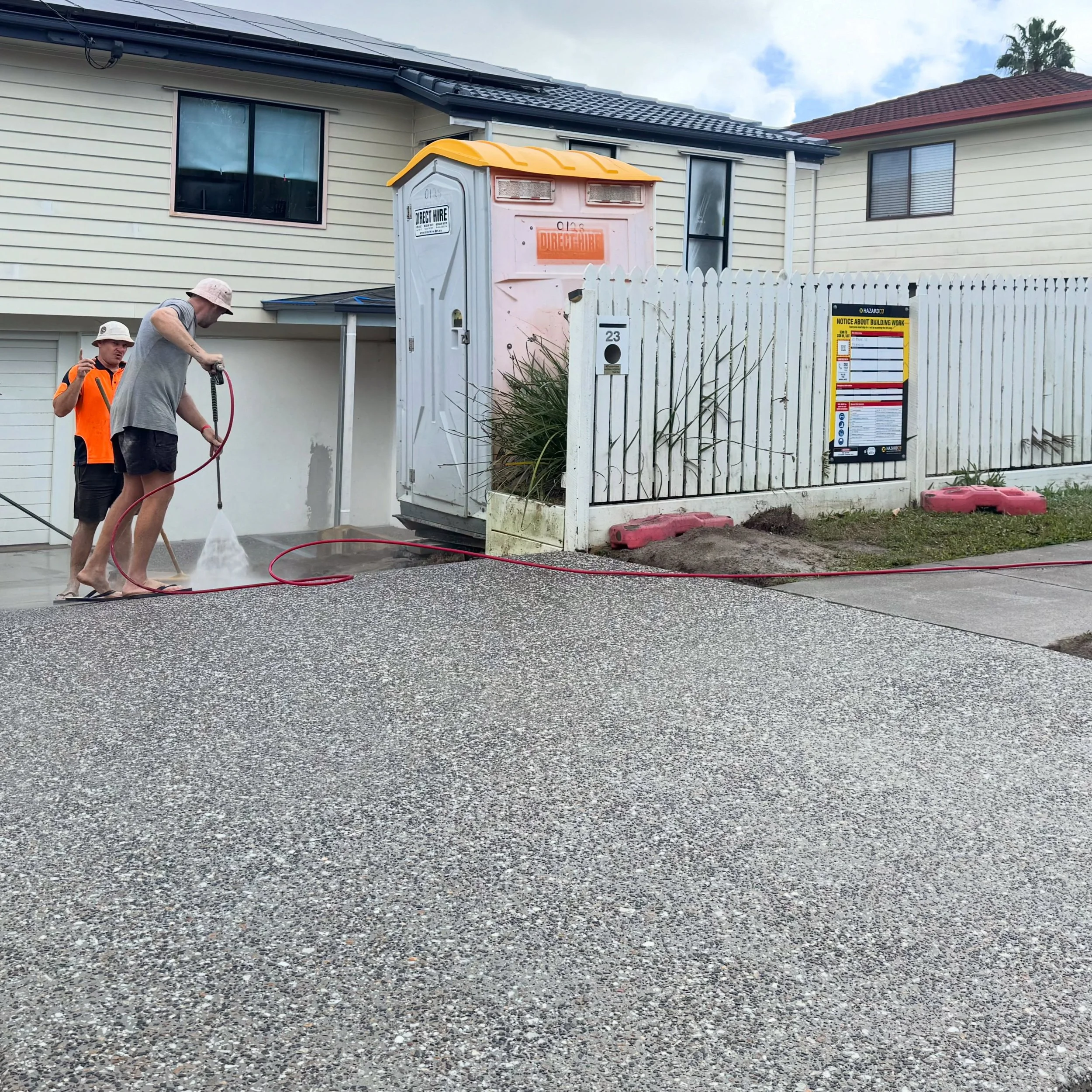 Exposed aggregate complete at our Murarrie project, with the team racing the weather to get it poured before the rain set in 🌧️

#brisbaneconstruction #bilbyconstructions #builtbetterwithbilby #exposedaggregate #constructionprogress