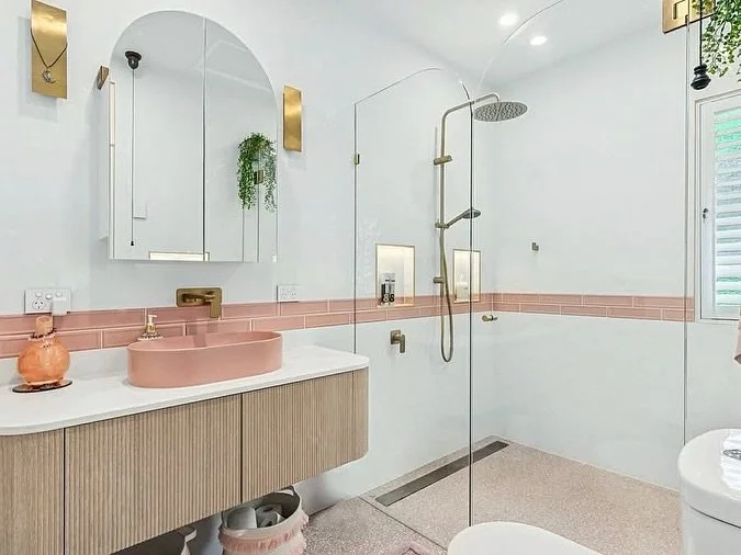 Throwing it back to our previous Bulimba project and one of our favourite bathroom transformations. The spaces perfectly balanced functionality, detail and design, delivering a result that still stands out.

#brisbaneconstruction #bilbyconstructions 
