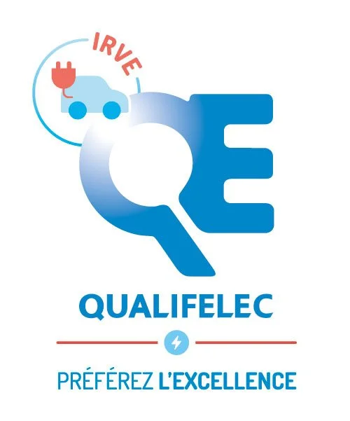 Logo de Qualifelec avec une clé et une voiture électrique, symbole de l'excellence en électricité.