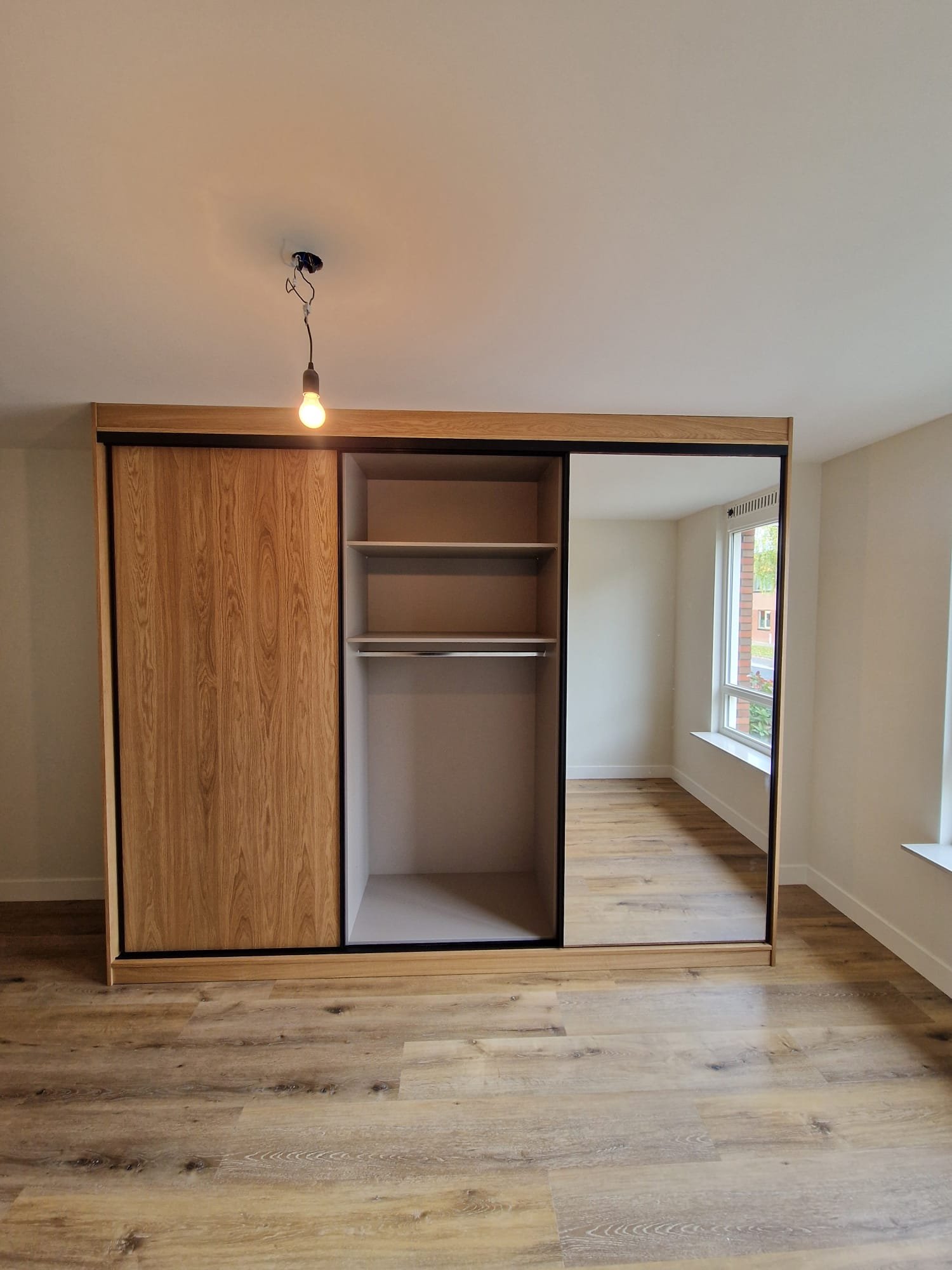 Kledingkast met spiegel