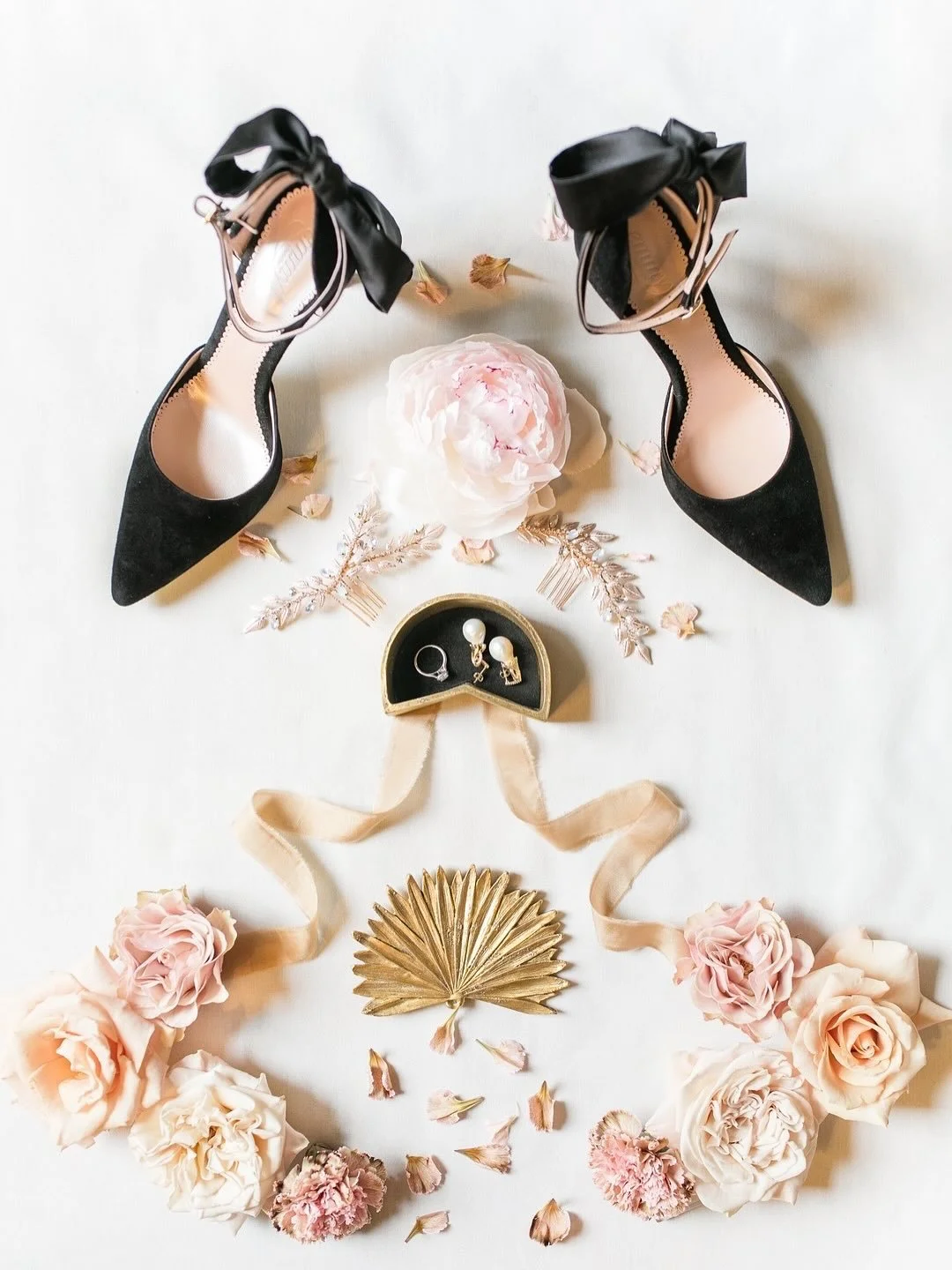 FLATLAYS // I adore a great flatlay and this is one of my favourites ... a little snapshot of your day, some treasured pieces, some significant items, artfully shot as a visual aide memoire of the smallest details ... 
.
Little tip: these kinds of be