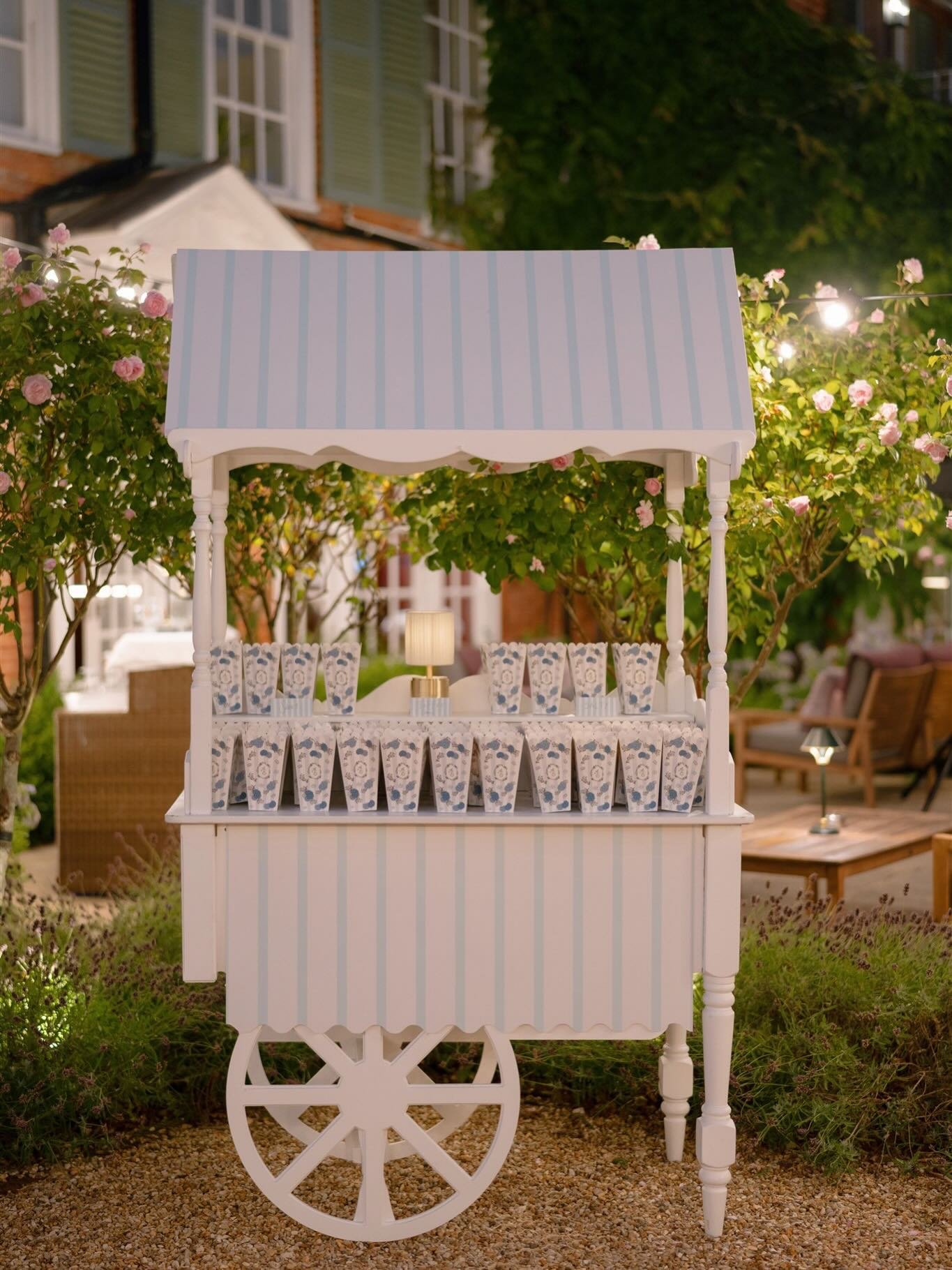 Day 1 of a 4 day wedding weekend // When the welcome night post dinner brief is relaxed coastal nostalgia, campfire warmth and all of our couple&rsquo;s favourite comforts...
.
Fire pits, hot toddies, toasted s&rsquo;mores, popcorn, cookies, sultry j