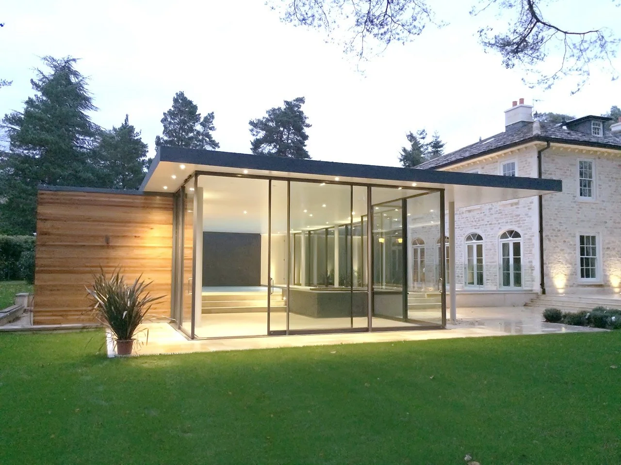 Contemporary pool house designed for year-round use in Virginia Water GU25.