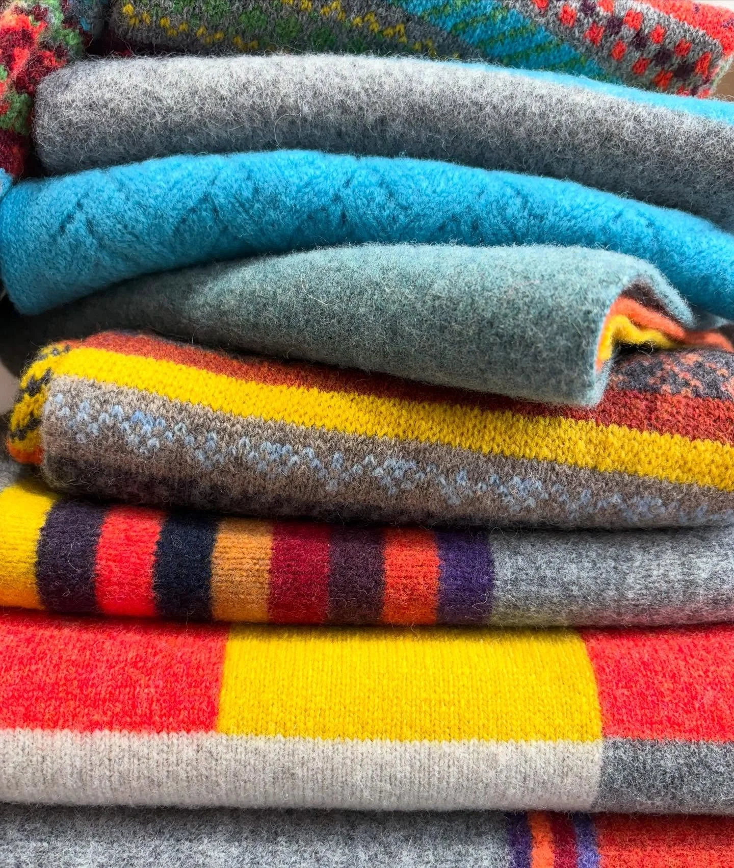 Hello Harrogate! Looking forward to seeing you at home and gift today 🩷🧡❤️🩵

#green grove weavers #home #harrogate #homeandgift #merinolambswool #mohair #madeinscotland #scarves #design #hats #scarves #gloves #throws
