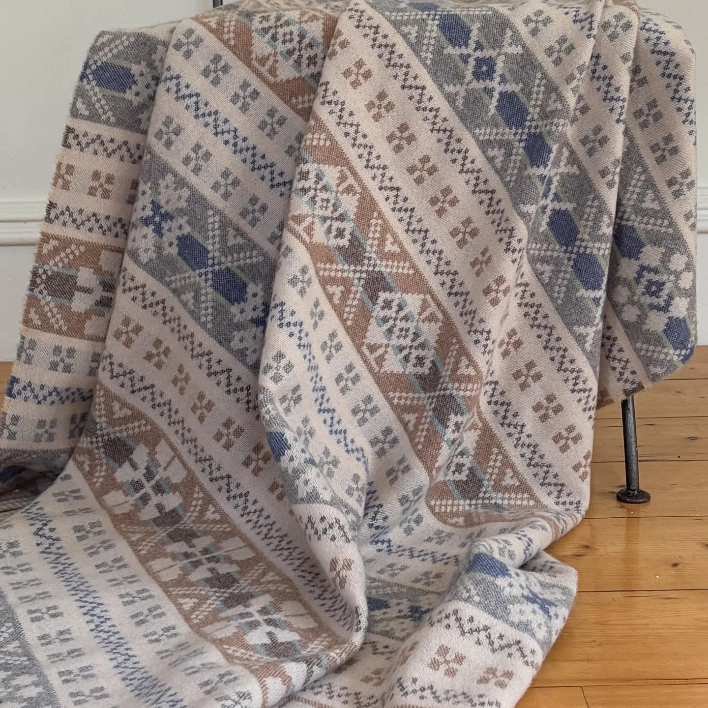 Wintertime! Get cosy with the new lambswool Skerry  throw @greengroveweavers inspired by vintage Scottish sweaters 

#heritage #merinolambswool #madeinscotland #vintage #Scottish #lovecolour #winter #cosy