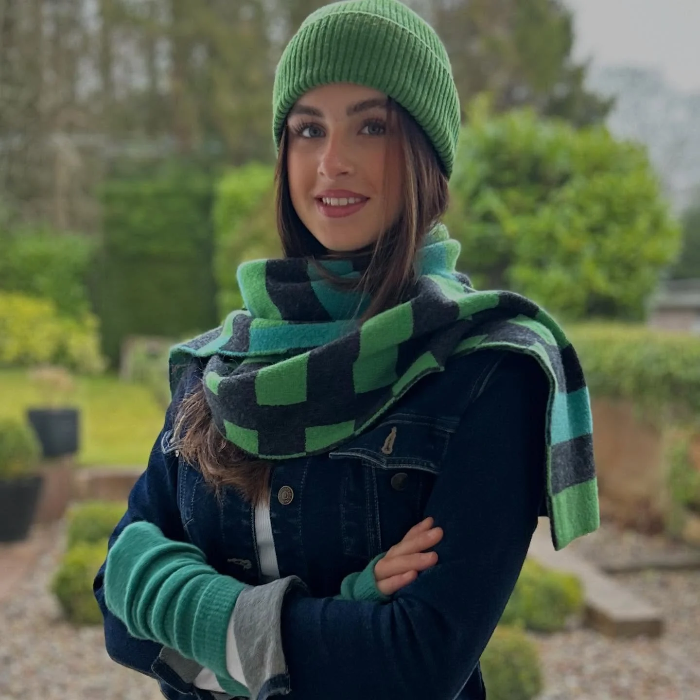 Hope you are all staying cosy! @greengroveweavers we are wrapping up warm! Happy weekend!

#merinolambswool #madeinscotland #green #sustainableclothing #scarves #hats  #lovecolour #winter #greengroveweavers