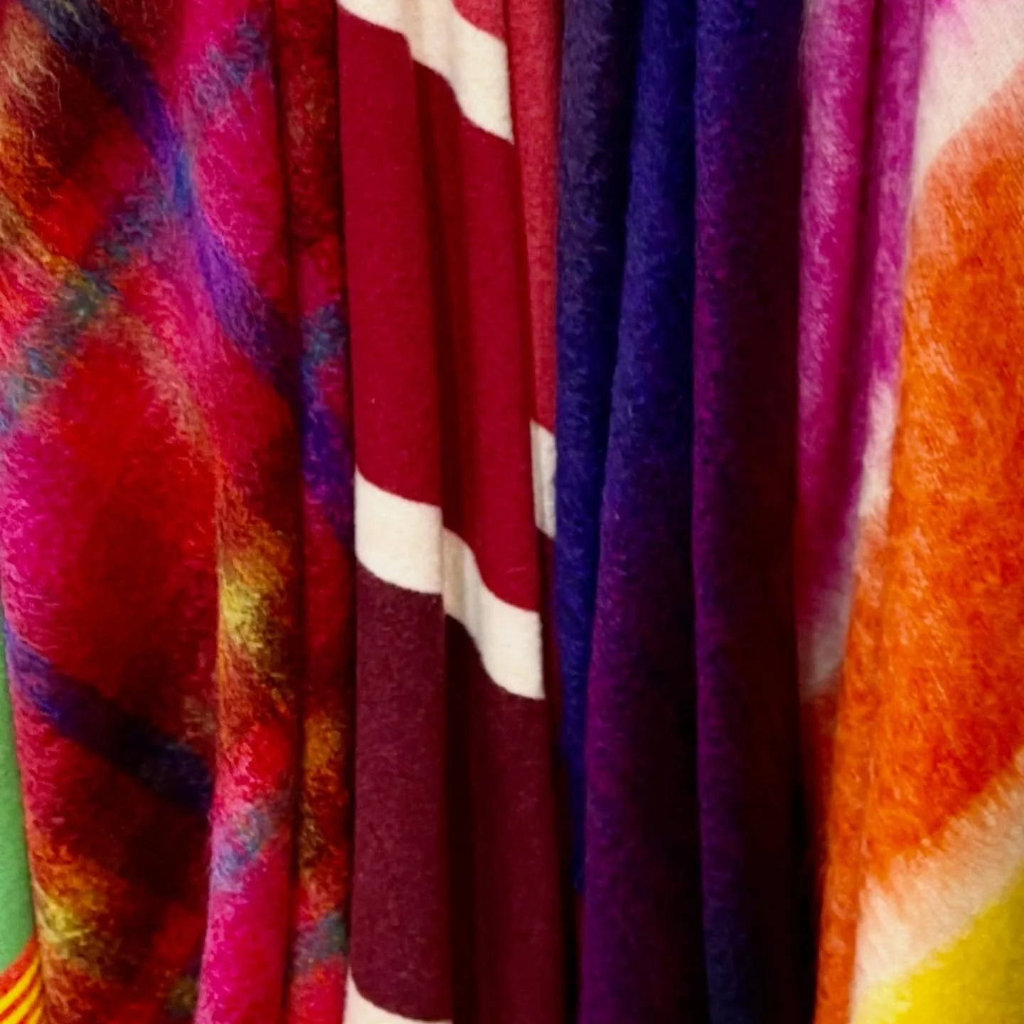 Tartanesque! @greengroveweavers for Burns Night! It&rsquo;s wonderful to celebrate our national bard whose words still resonate today&hellip;a man&rsquo;s a man for a&rsquo; that 🏴󠁧󠁢󠁳󠁣󠁴󠁿❤️🌹

#rabbieburns #scotland #haggis #burns #burnssupper 