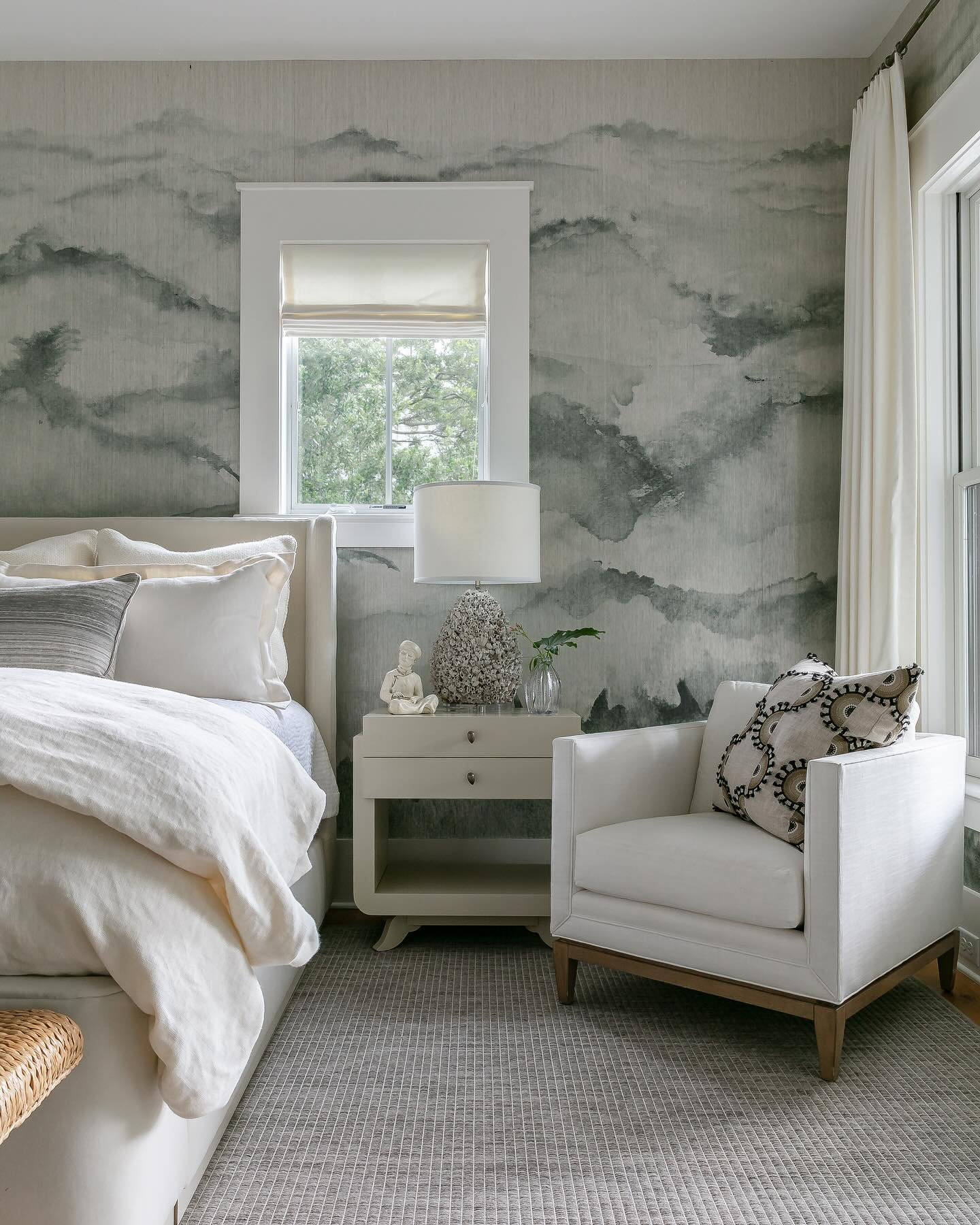 Each bedroom in this Sullivan&rsquo;s Island beach retreat epitomizes calm and comfort. Where natural beauty meets serene design, this home is coastal calm with a unique charm. 🌊

Photography by @Ryangarvin