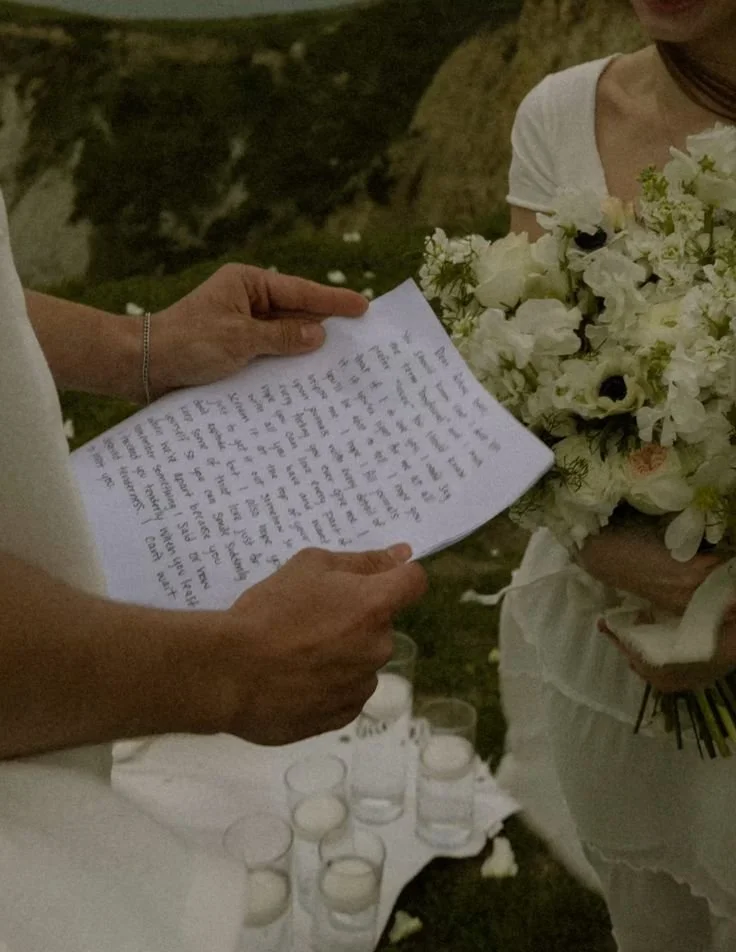 Votos de Casamento: Levar em Papel ou no Telemóvel? Descubram o Que É Melhor para Vocês