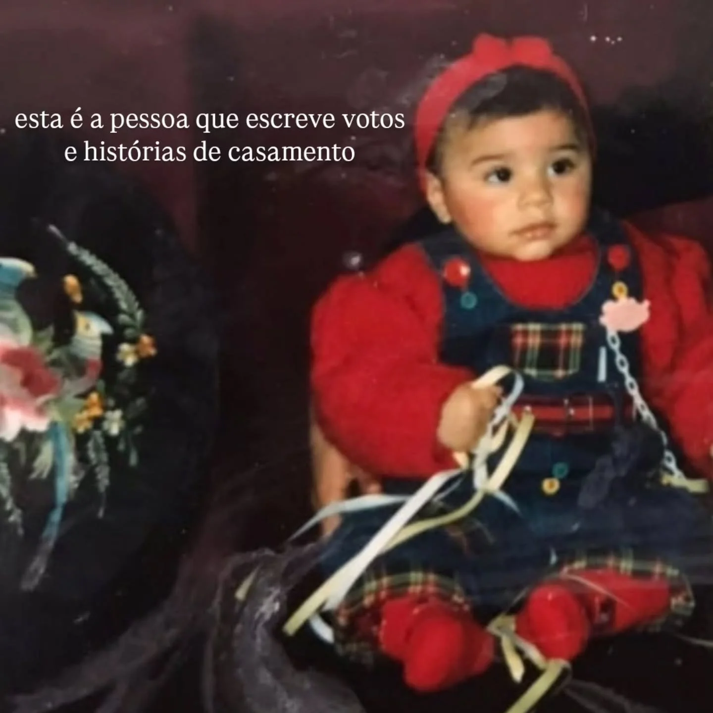 A verdadeira cara por tr&aacute;s dos vossos votos de casamento 🤭 (e aparentemente j&aacute; vinha com o entusiasmo e o len&ccedil;o na cabe&ccedil;a de f&aacute;brica).

A que escreve os votos,
a que responde aos e-mails,
a que ouve cada nova hist&