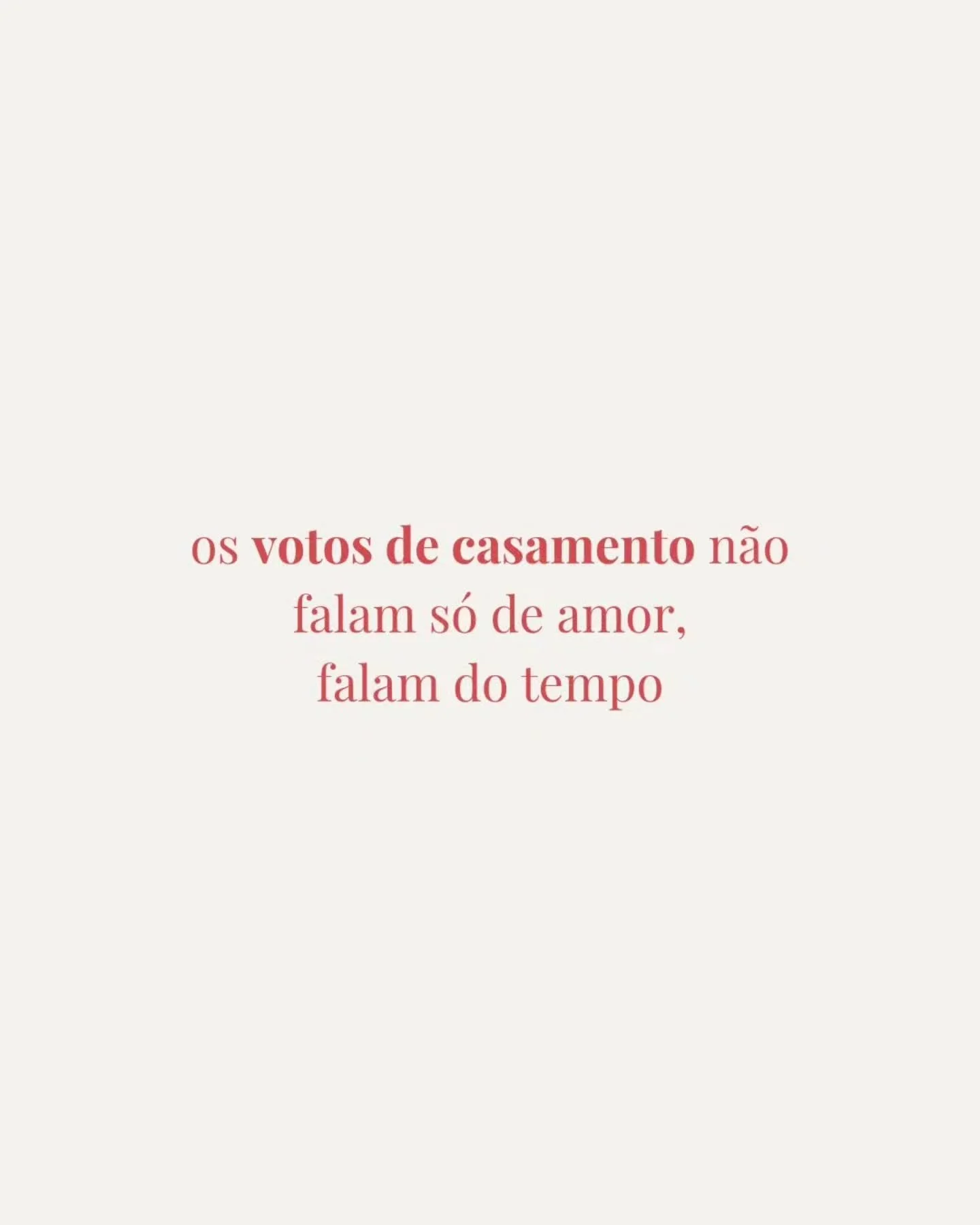 os votos s&atilde;o o lugar onde o amor deixa de ser sil&ecirc;ncio 💌 emocionam-nos porque fazem algo raro:

ligam tudo aquilo que duas pessoas viveram
ao momento em que se escolhem
e a tudo aquilo que ainda vai acontecer.

porque falam do passado.
